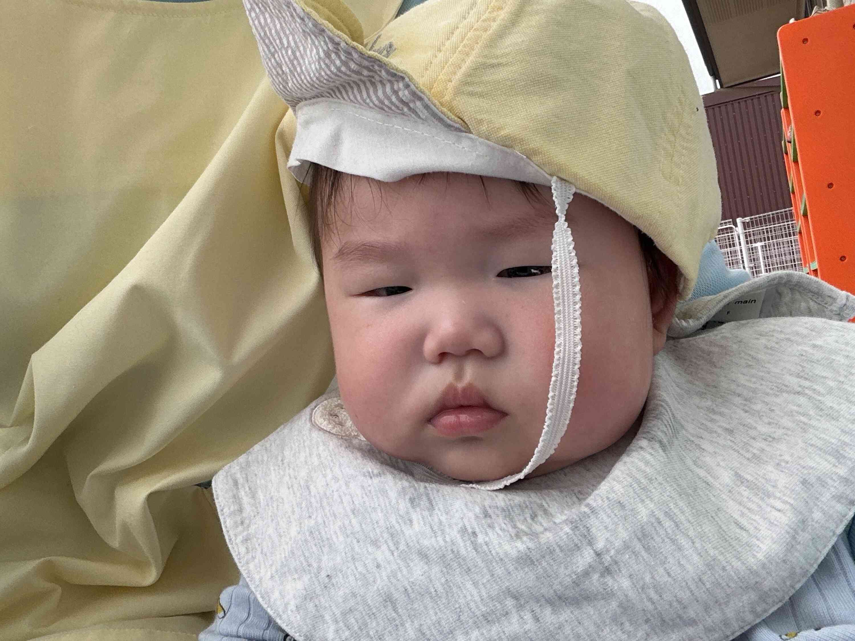 帽子をかぶって外気浴をしています！