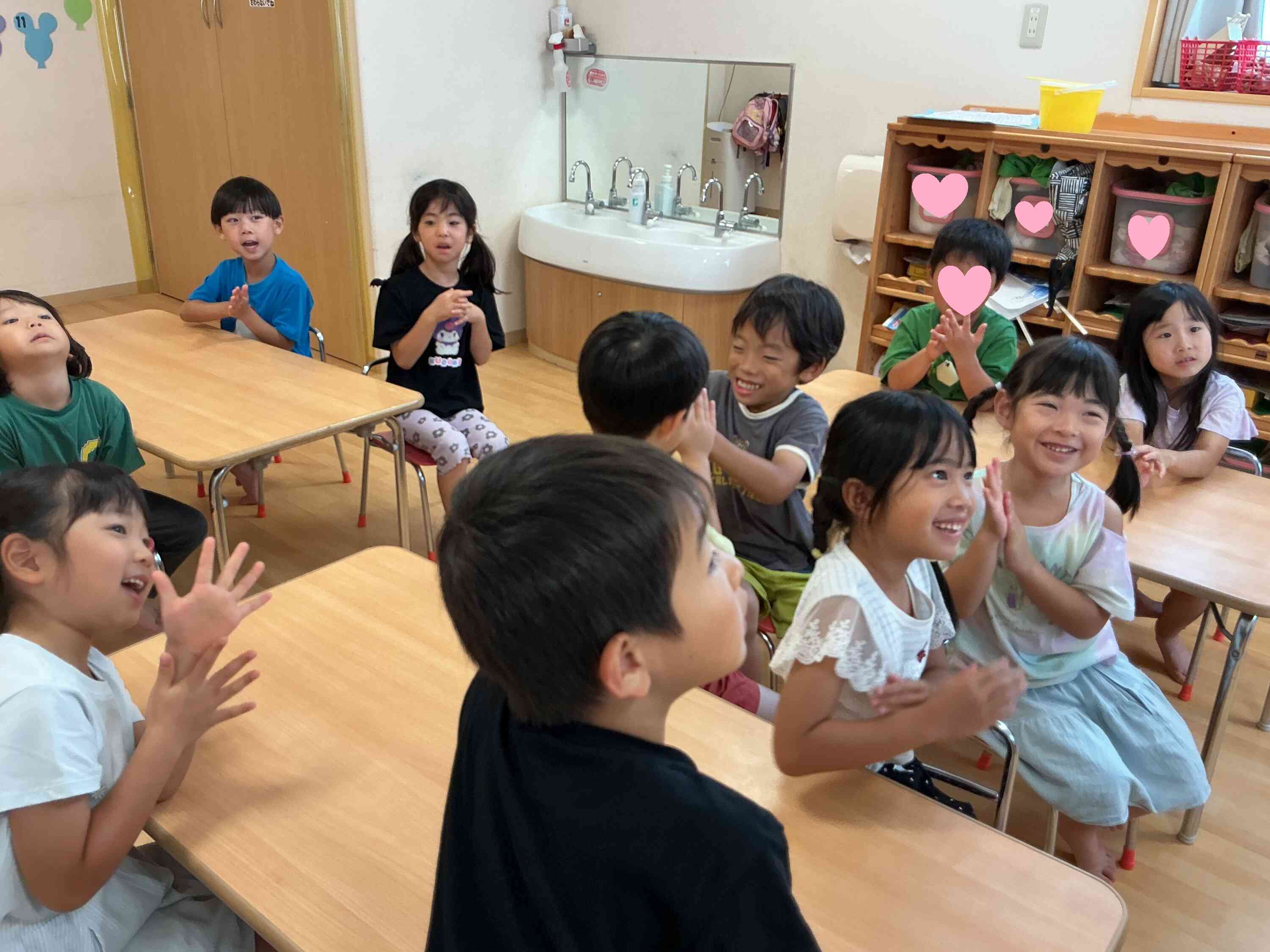 5歳児クラスでも、手洗いのやり方をみんなでおさらいです!さあ、実際にやってみよう!