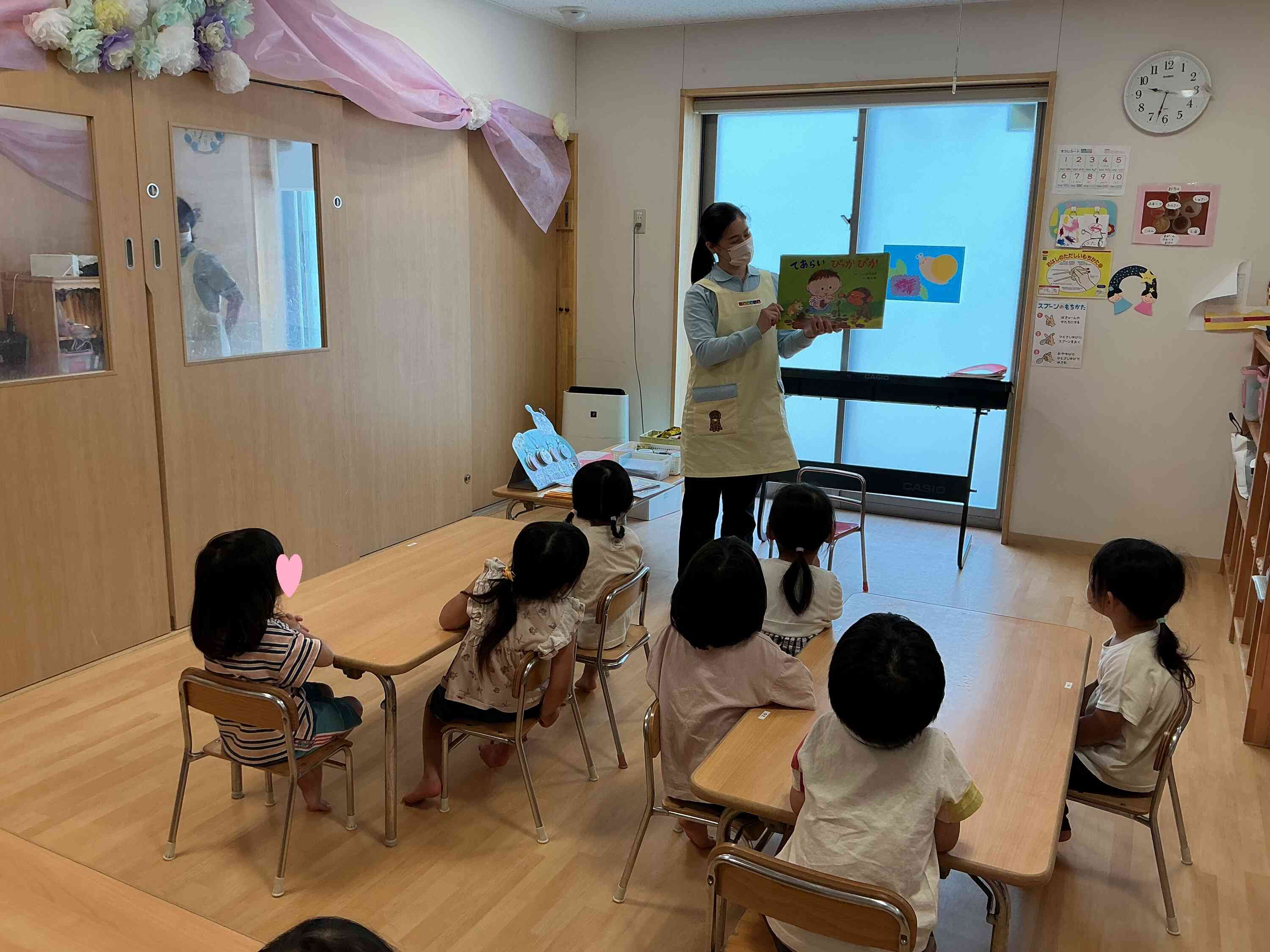 3歳児クラスでは、紙芝居を見て、クイズもとても真剣に考えていましたよ♫