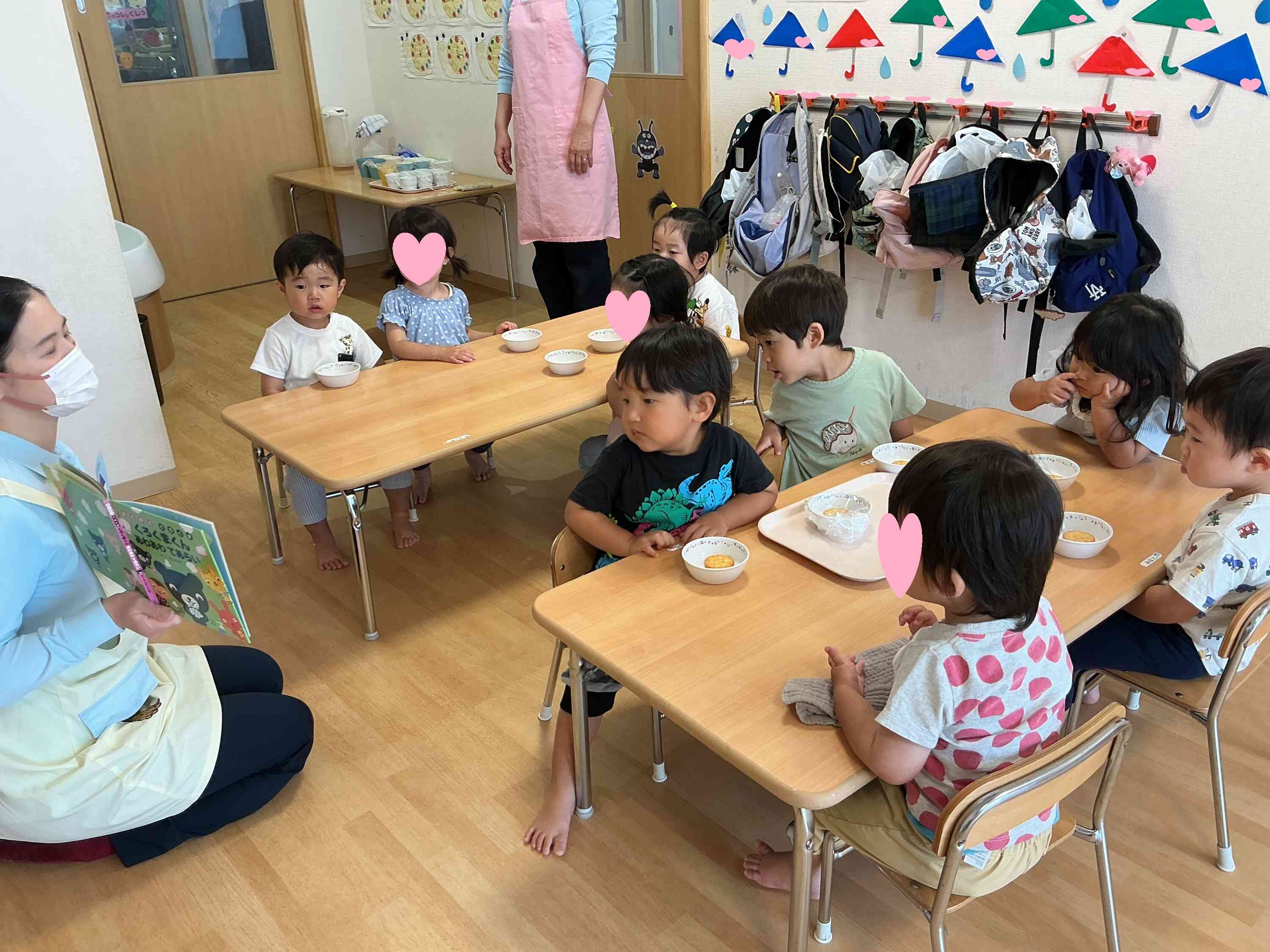 2歳児クラスでは、絵本をとても真剣に見てくれていました♪