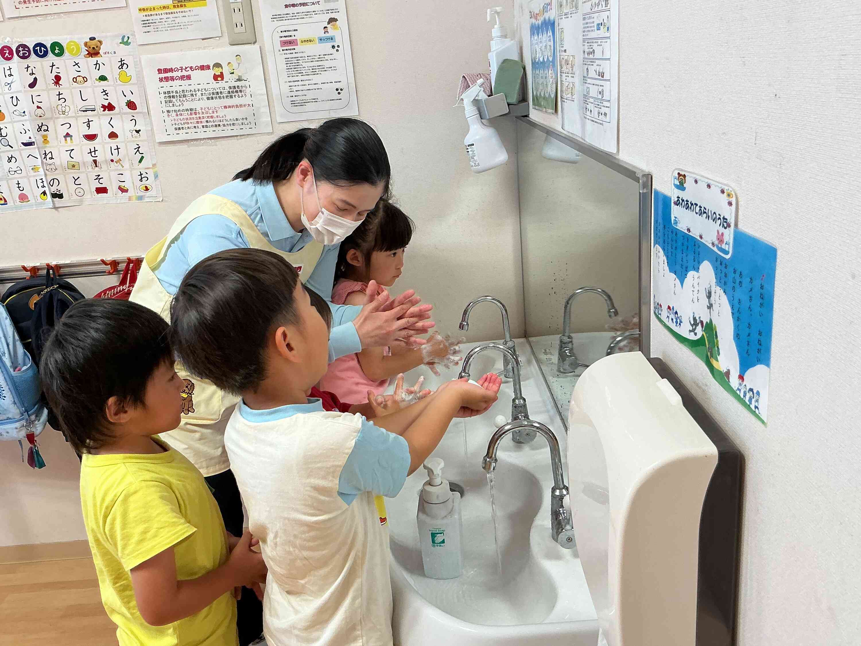 4歳児クラスでは、手洗いのやり方をおさらいしながらみんなで丁寧に行いました。