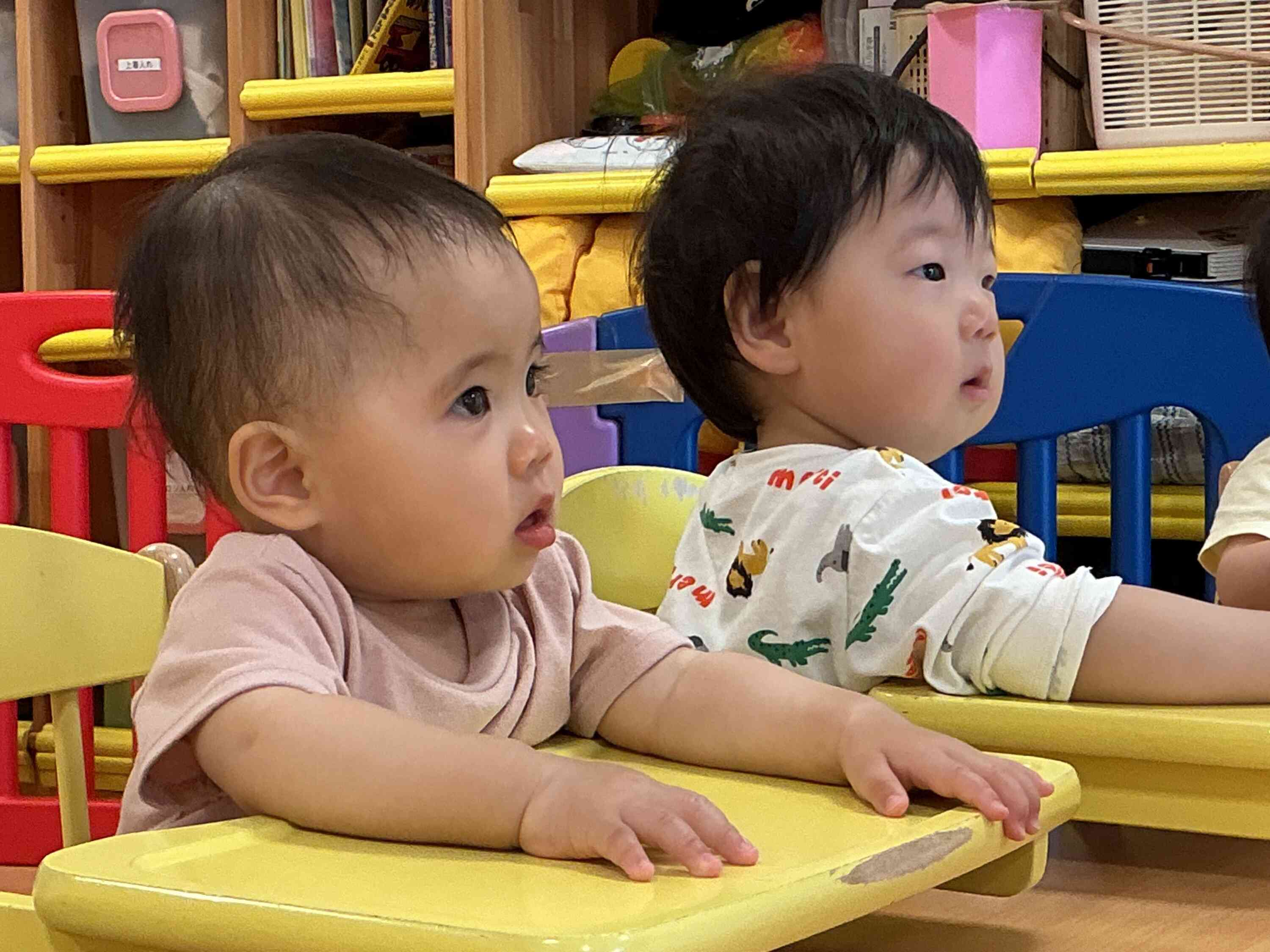 0歳児クラスは、みんな集中してみています!