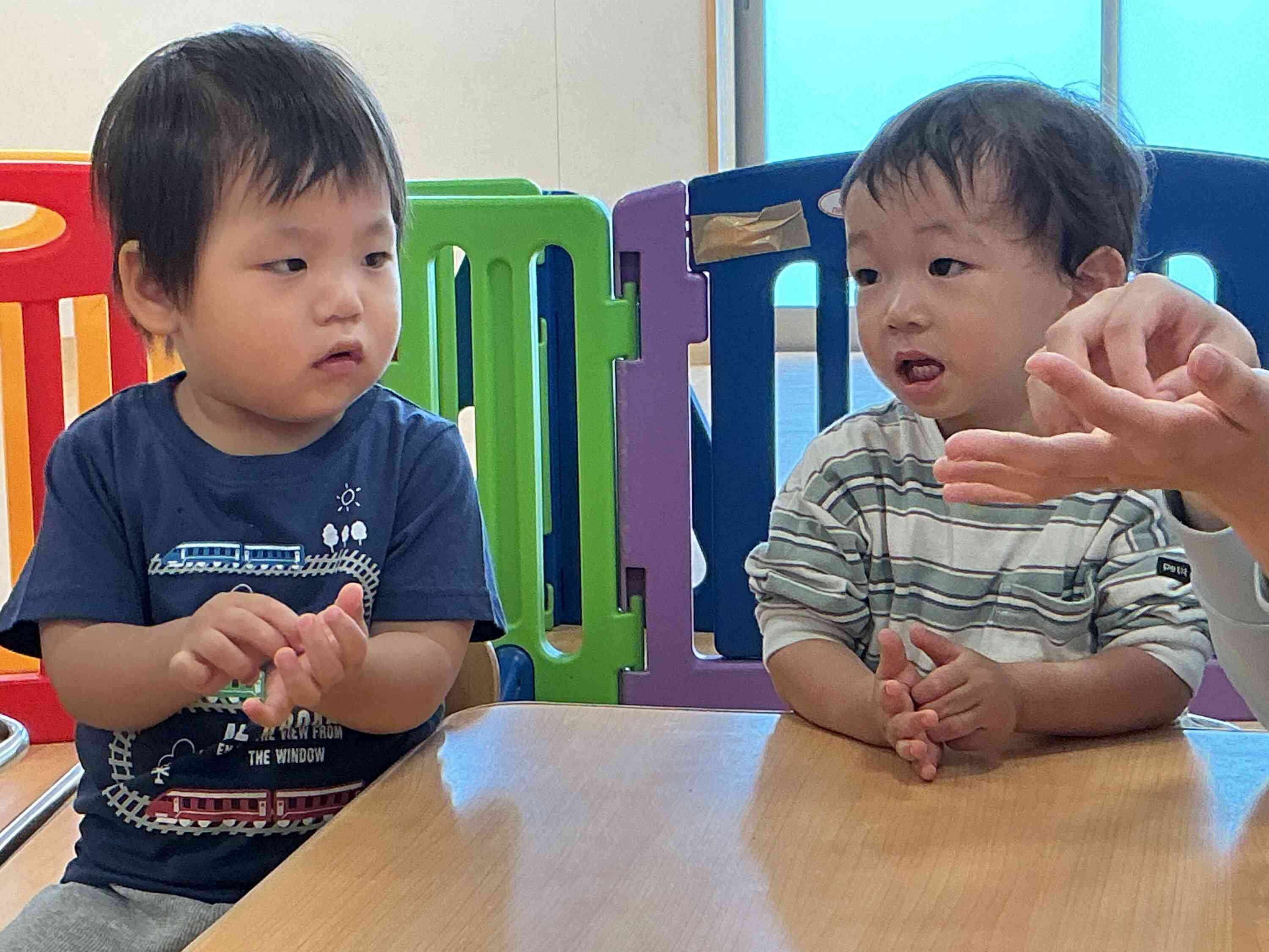 1歳児クラスは、何人かは手洗いの真似をして先生と一緒にやってくれていました。