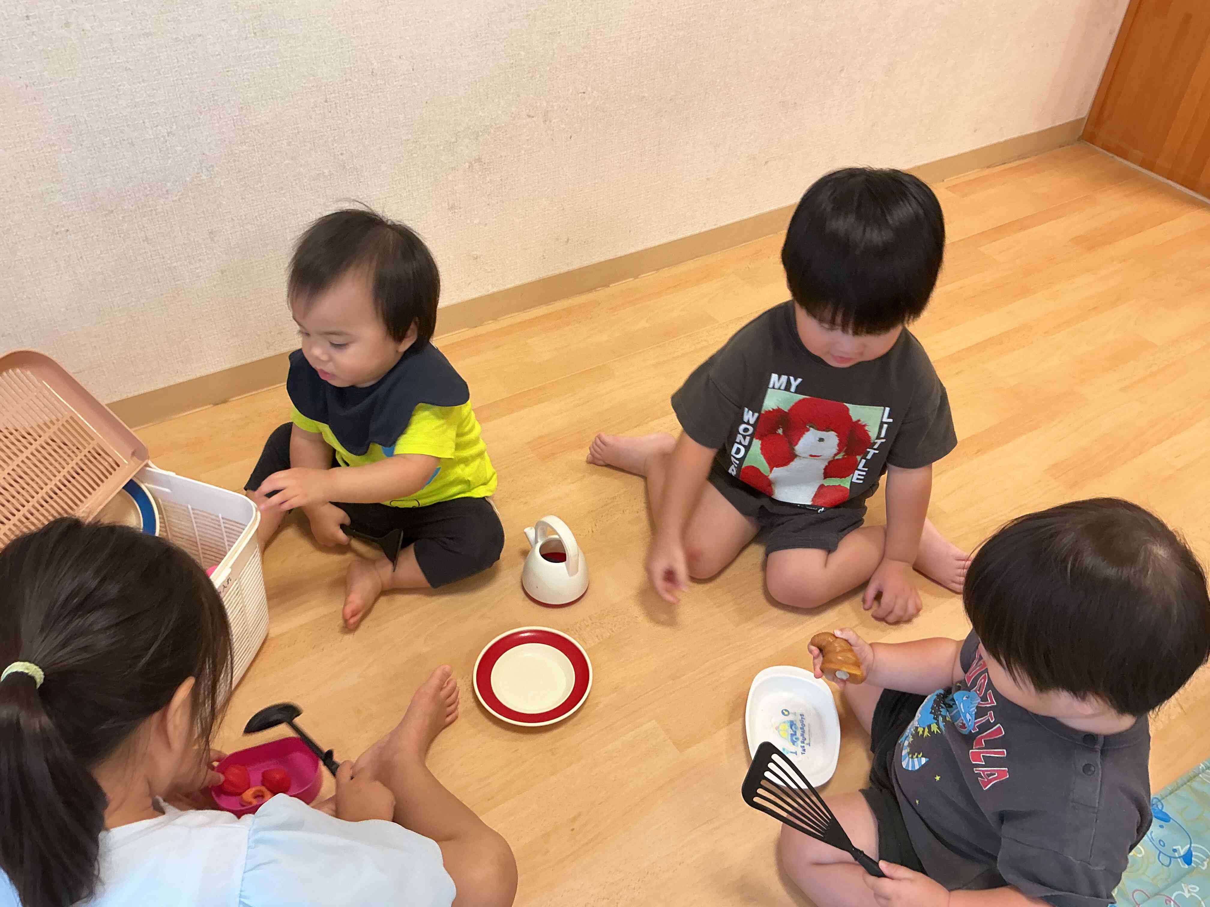おままごとで兄弟、姉弟同士で遊んでいるよ!