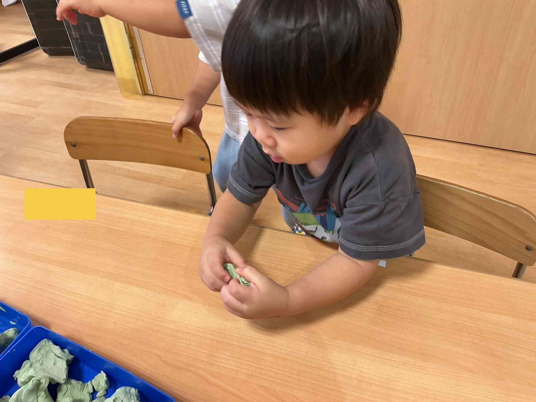 こちらは粘土遊びの様子、何を作ろうかな?