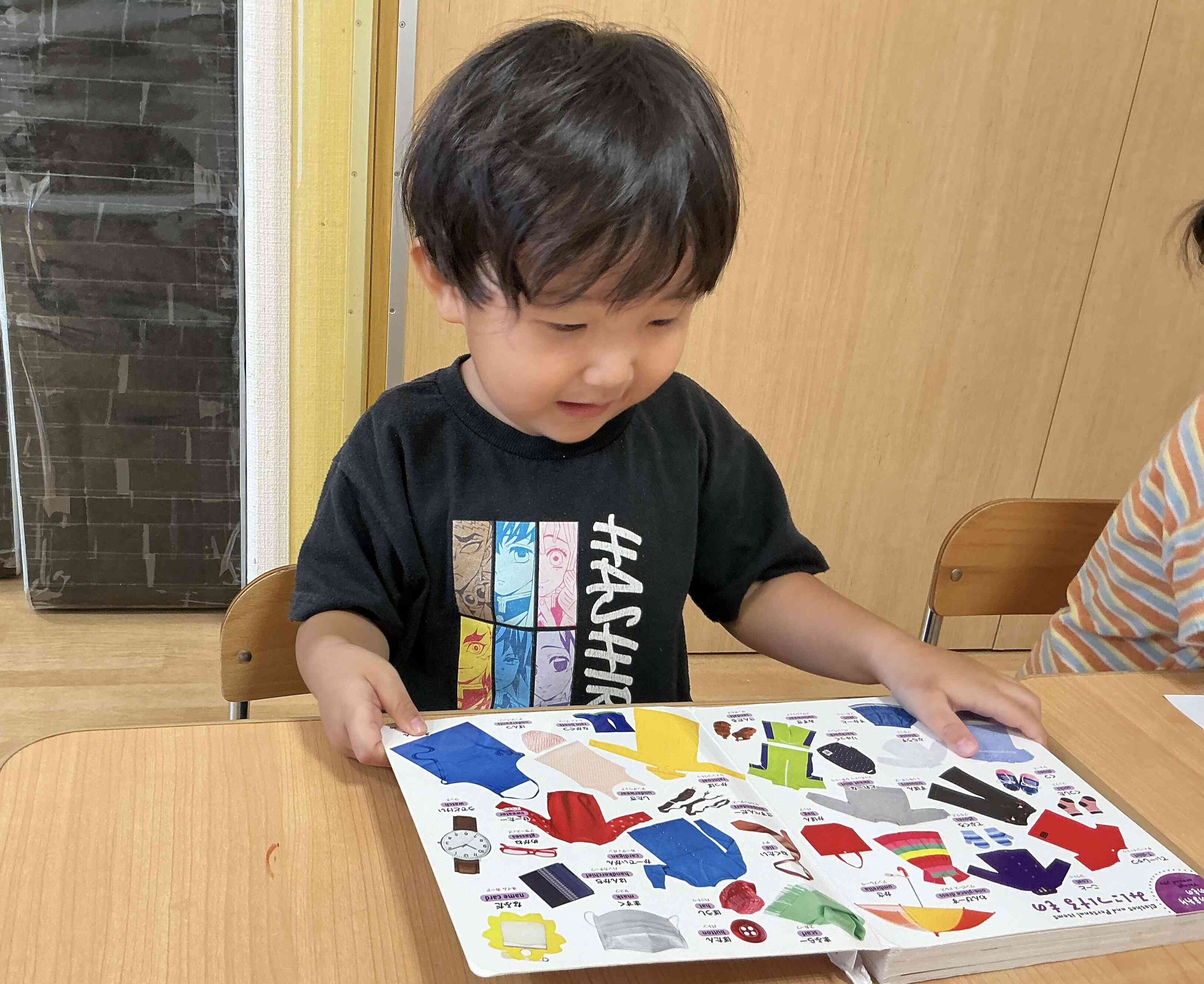うさぎ組の子どもたち、図鑑が大好きです
