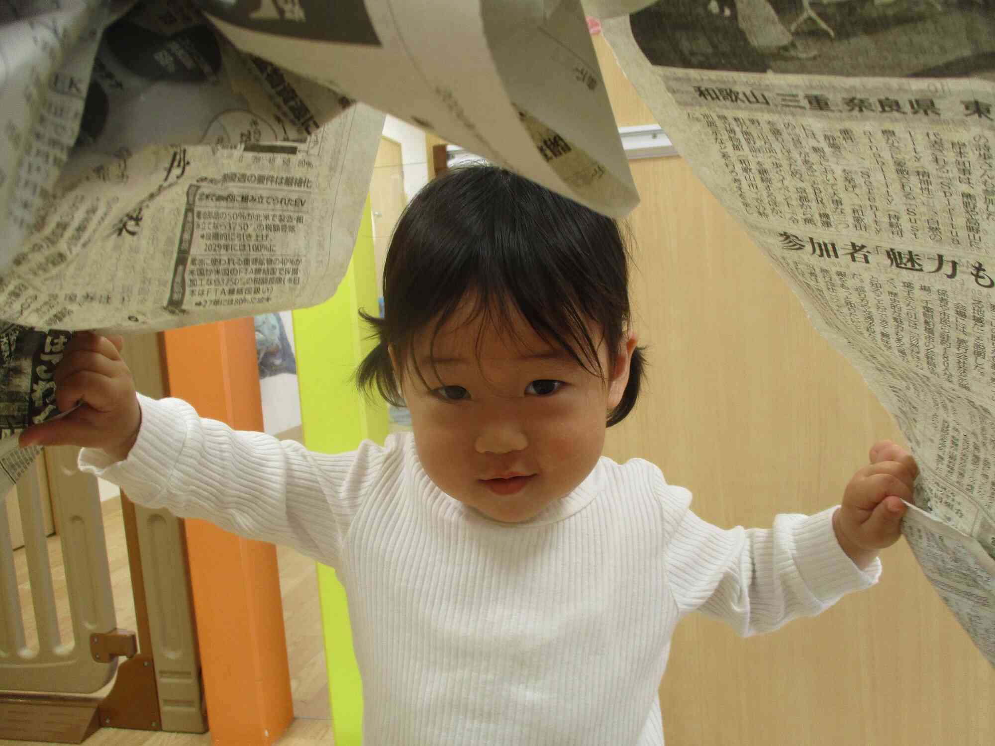 新聞紙のトンネルをくぐるよ♪