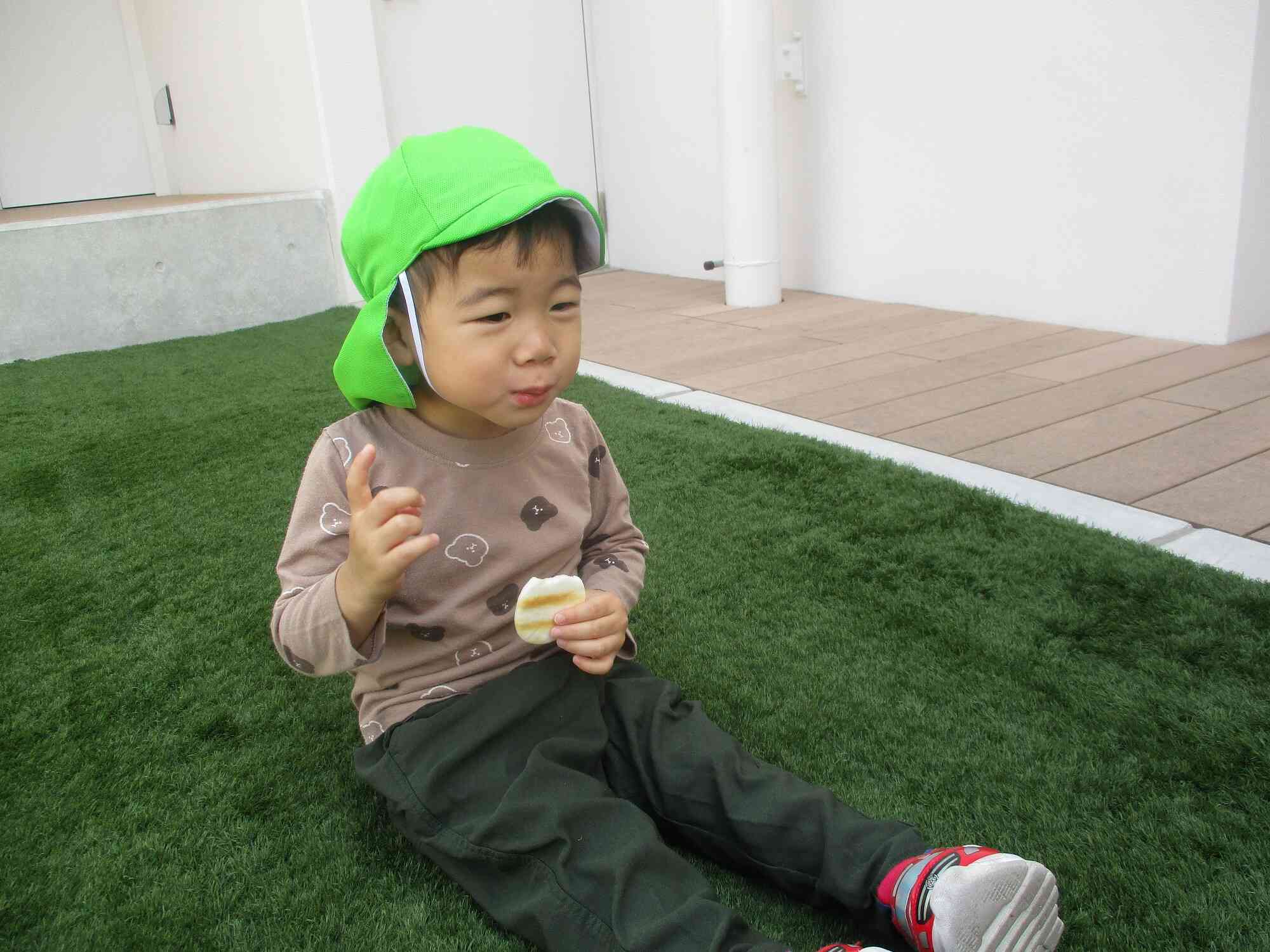お外で食べるお菓子って格別だね♪