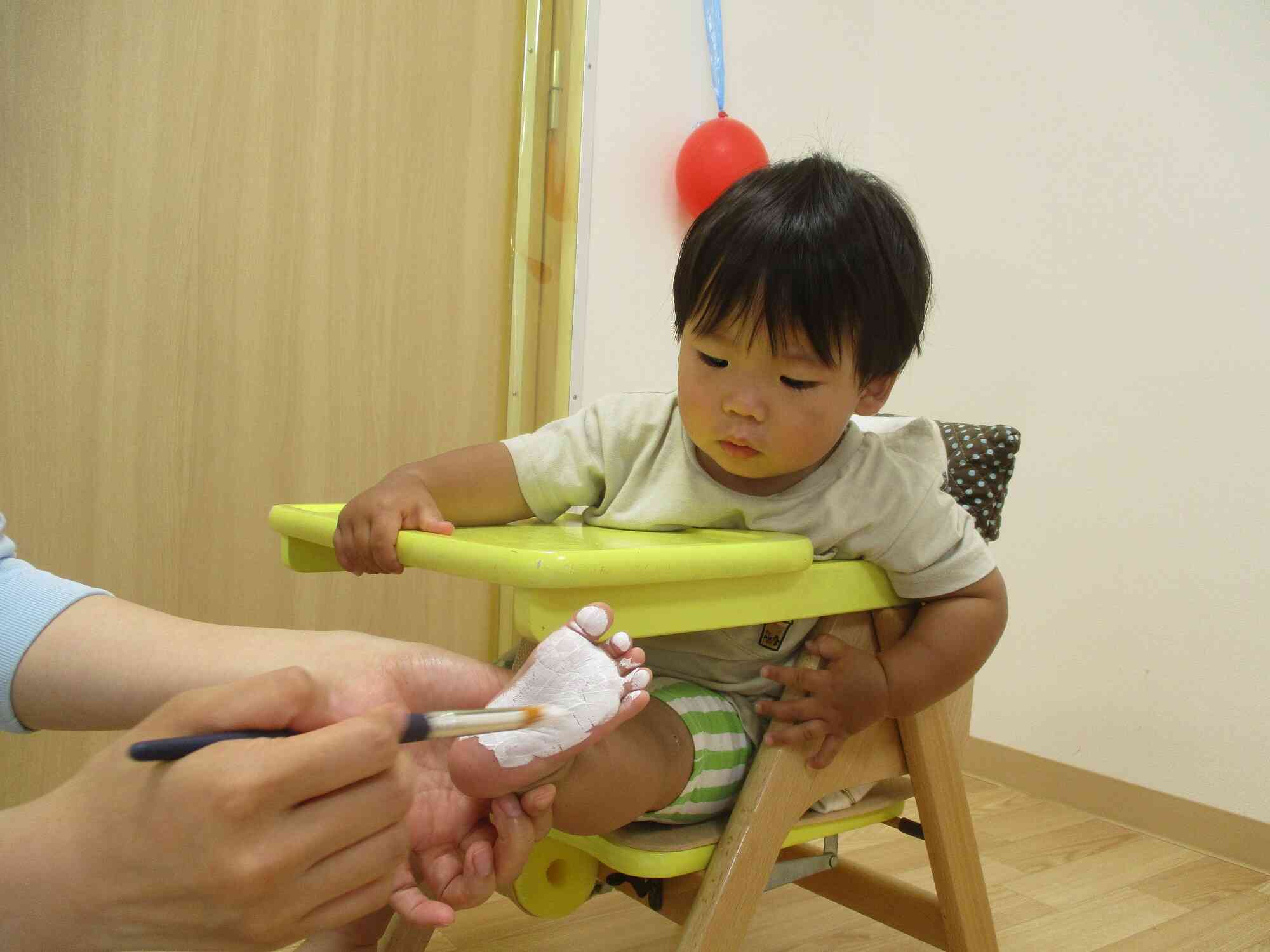 足に不思議な感触があって気になるみたい・・