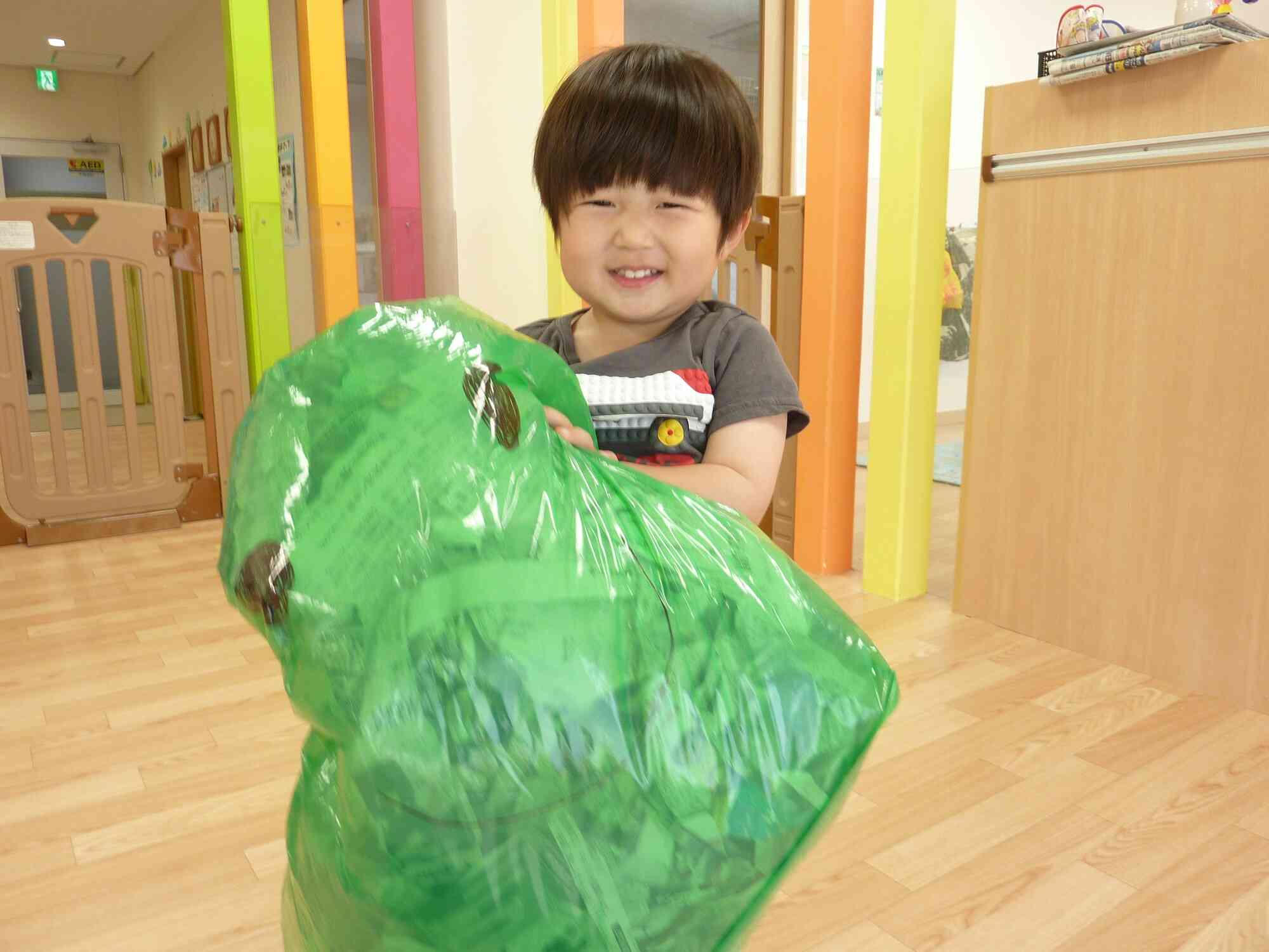 新聞紙を集めて大きなそら豆さんの完成☆