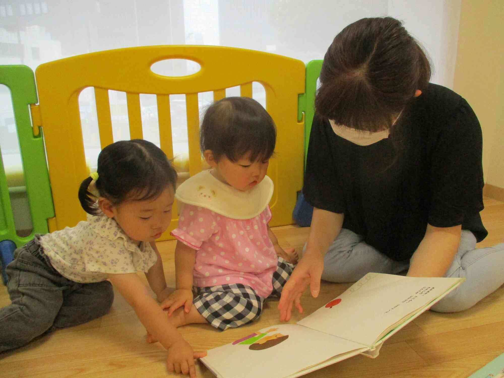 大好きな絵本も読んでもらって大満足♡