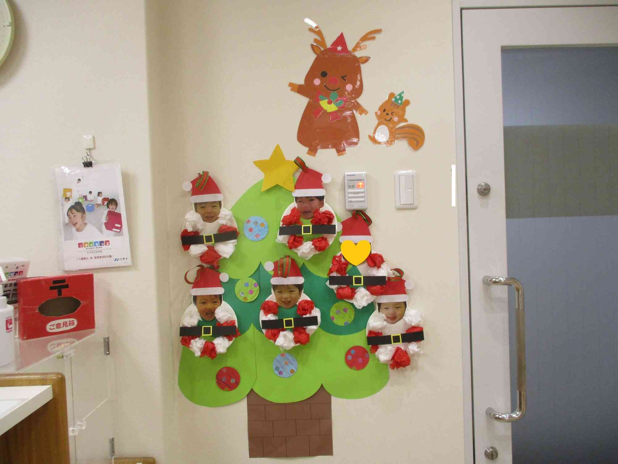 0歳児クラスのお友だちの作品が玄関でお待ちしています！