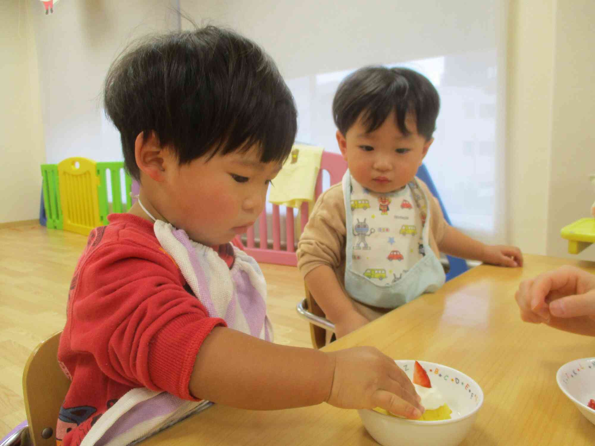 ひよこ組さんもイチゴ乗せに挑戦！