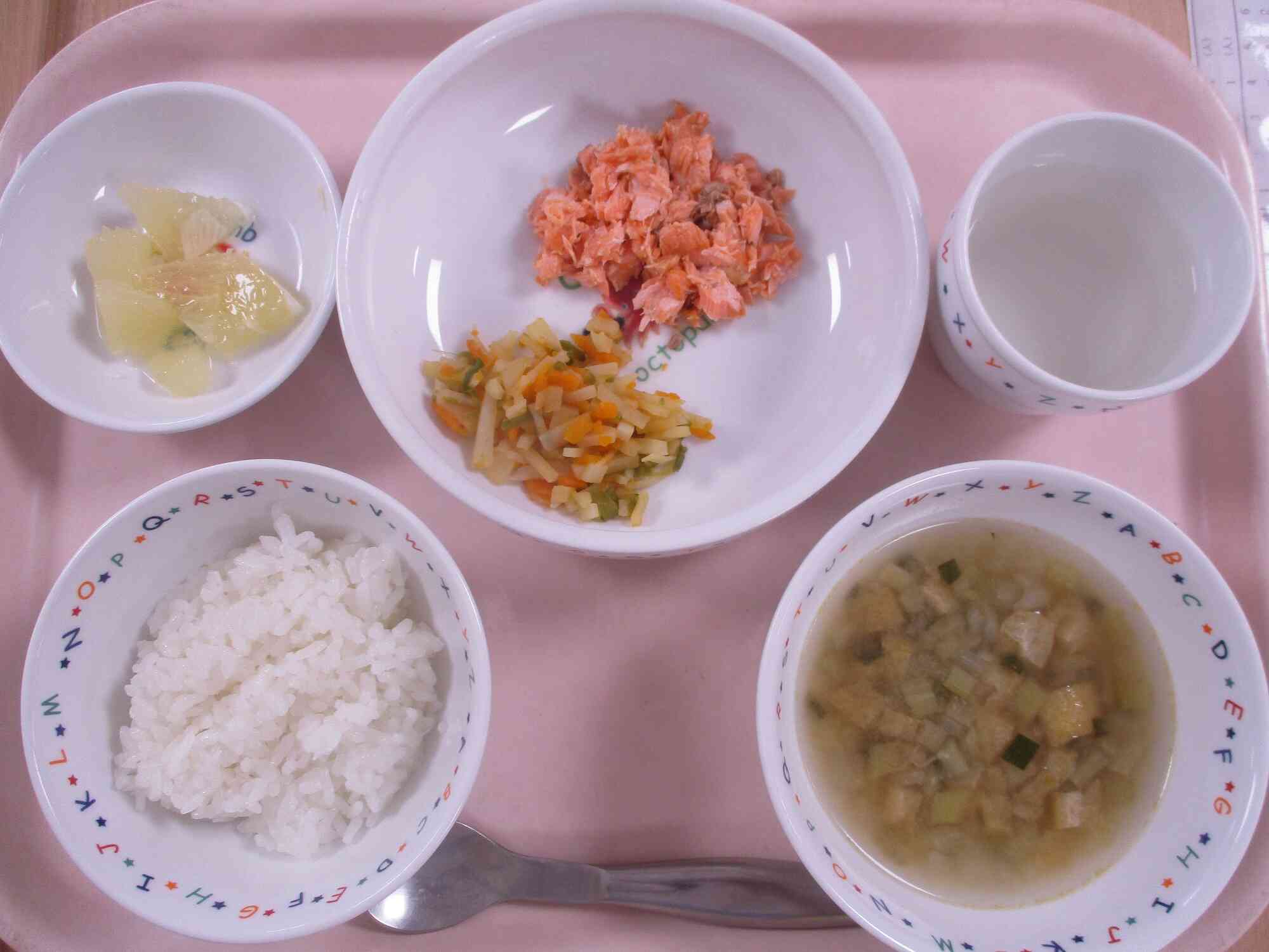 この日の献立はご飯、なすのおみそ汁、さけのゆうあん焼き、じゃがいもの金平、グレープフルーツ