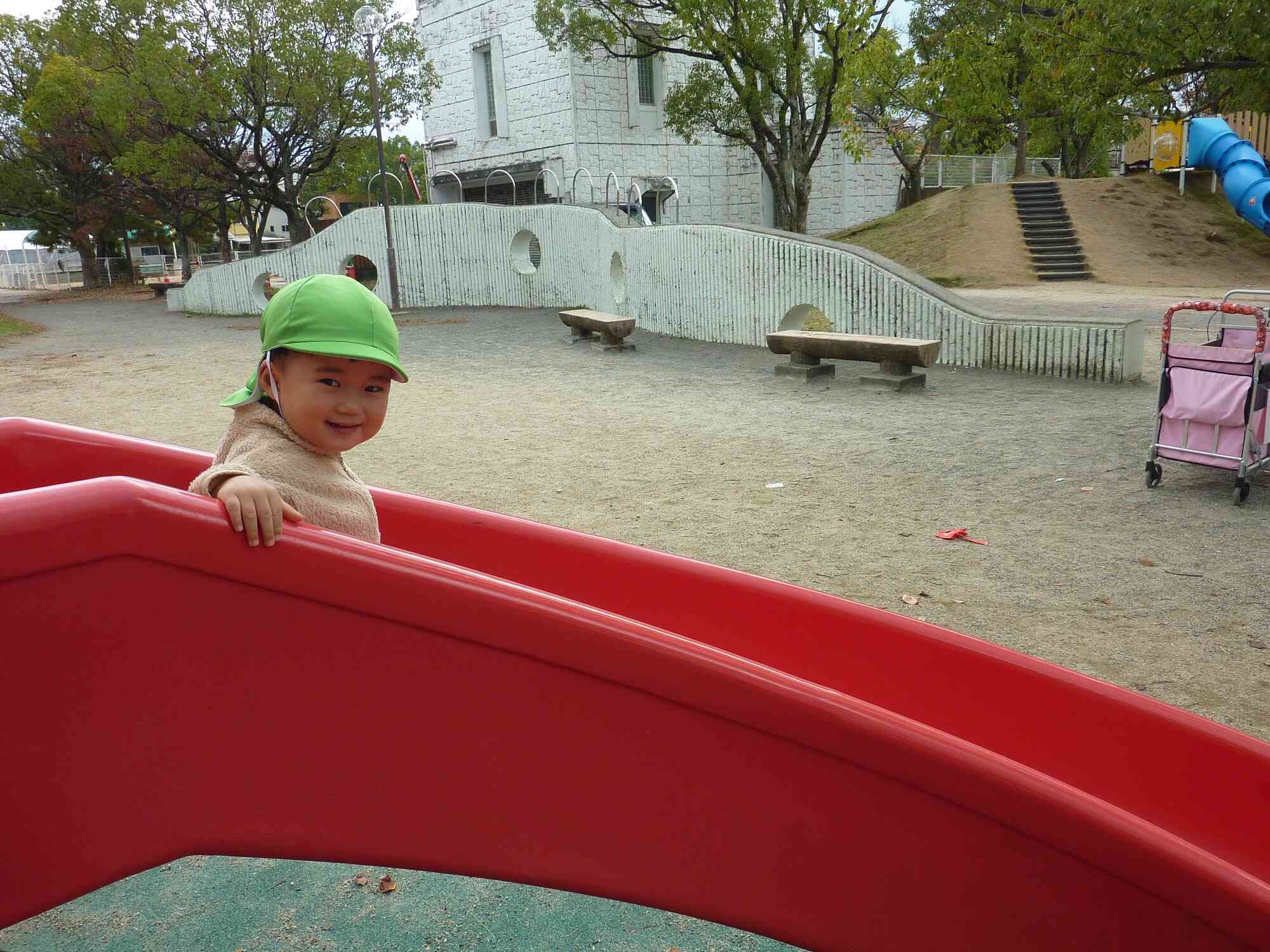 すべり台も一人で滑れるよ♫