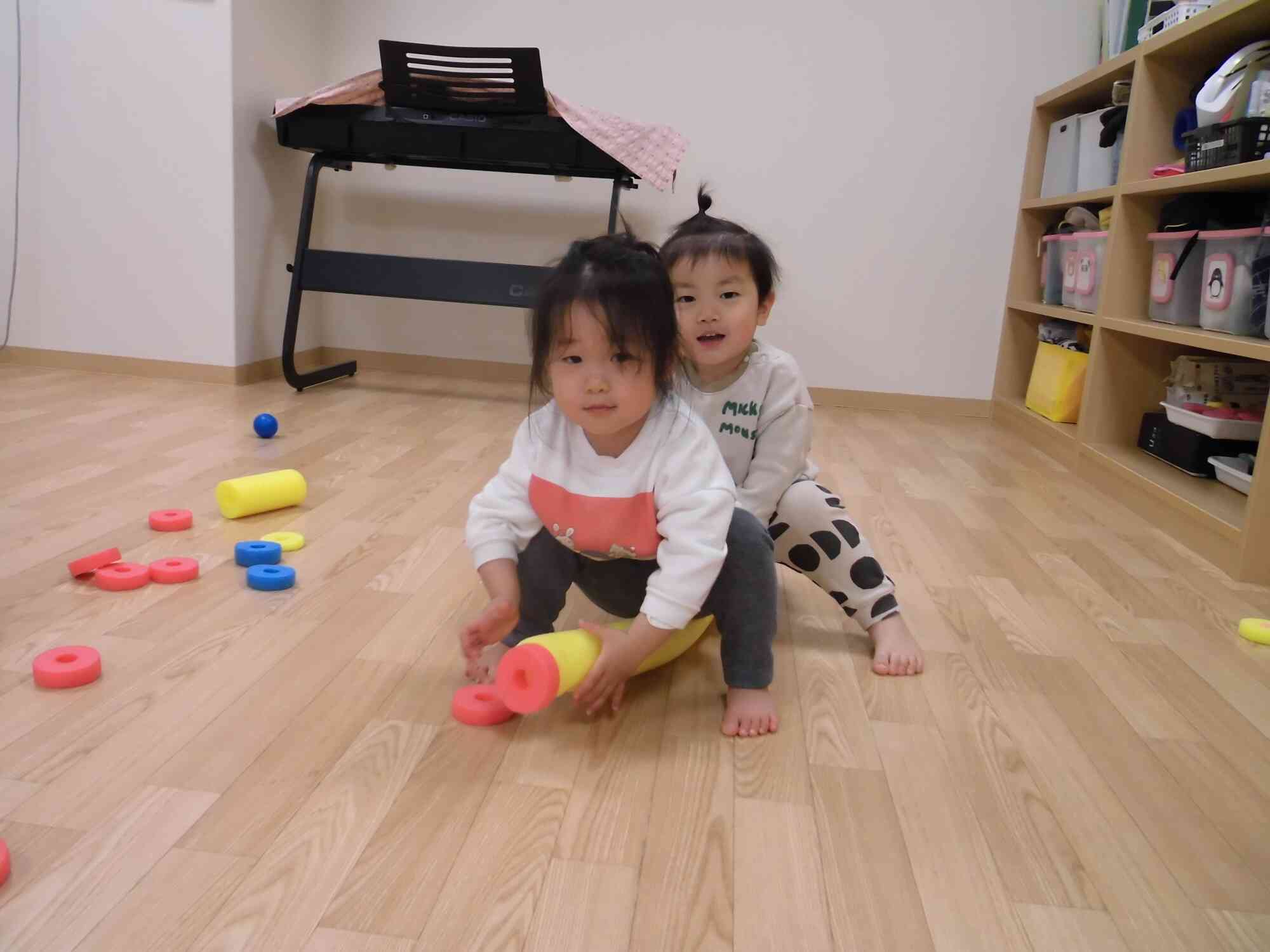 プールスティックで遊ぼう♪