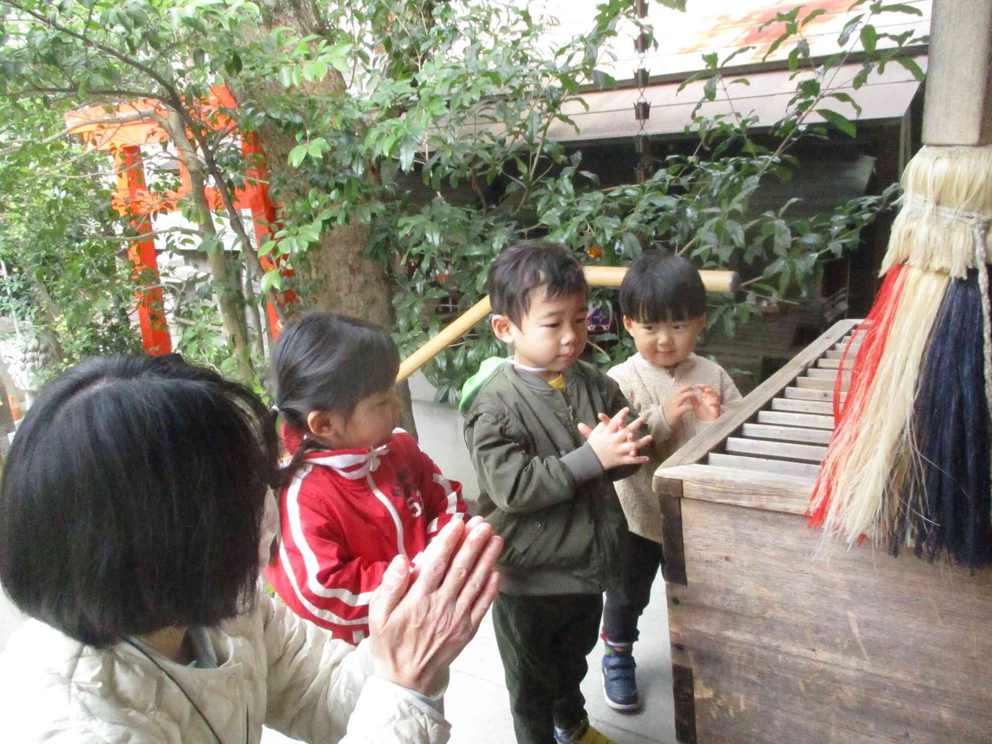 手を合わせて・・・