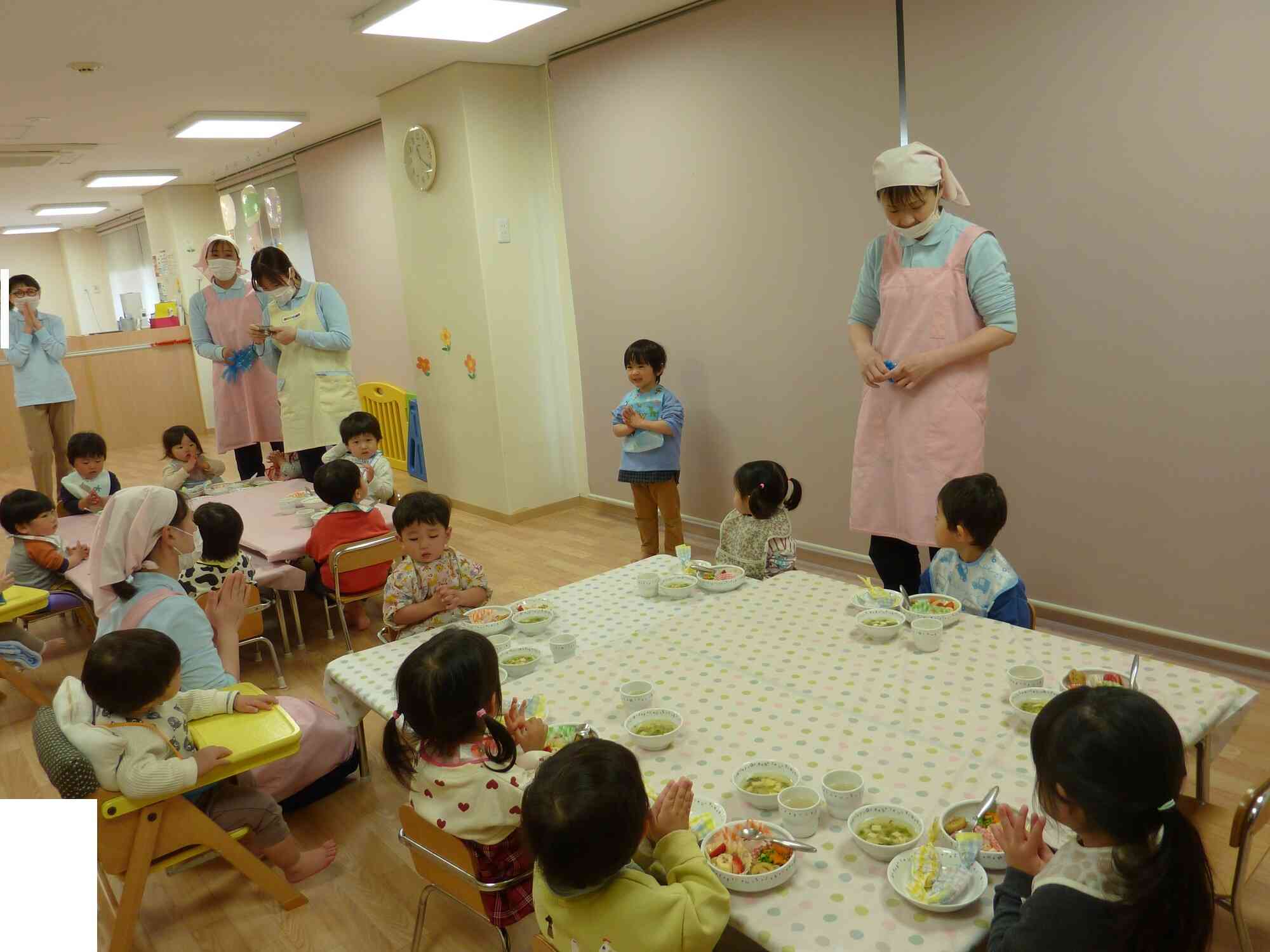 みんなでいただきますして食べよう！