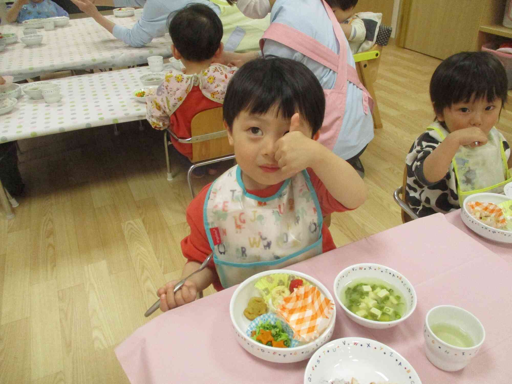 おいしくてグッドポーズ！