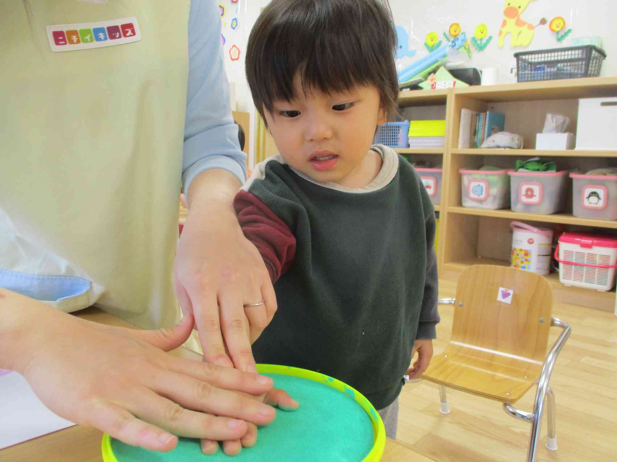 4月の製作は手型・足型♪