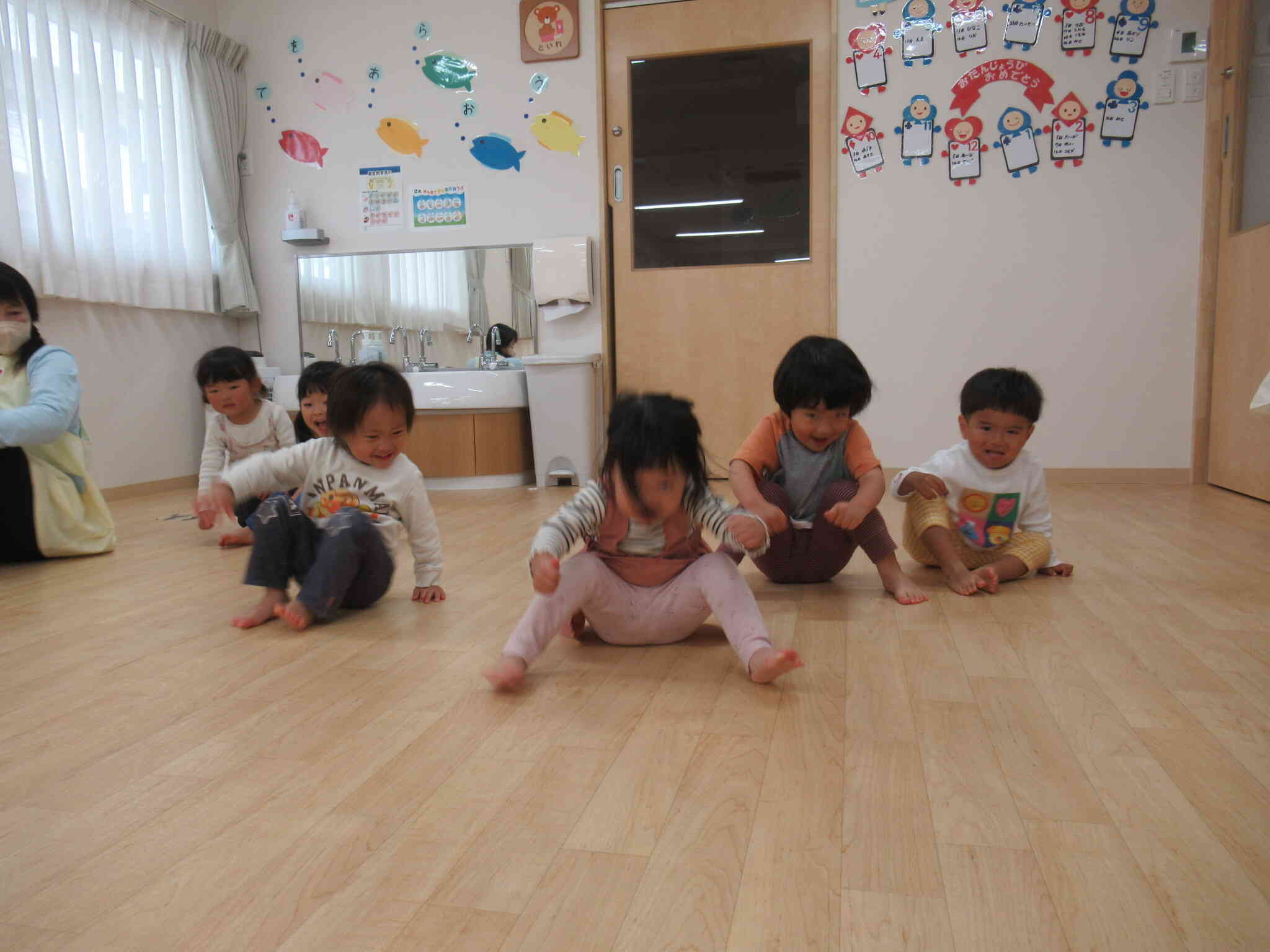 「お尻歩き、よーいドン！」