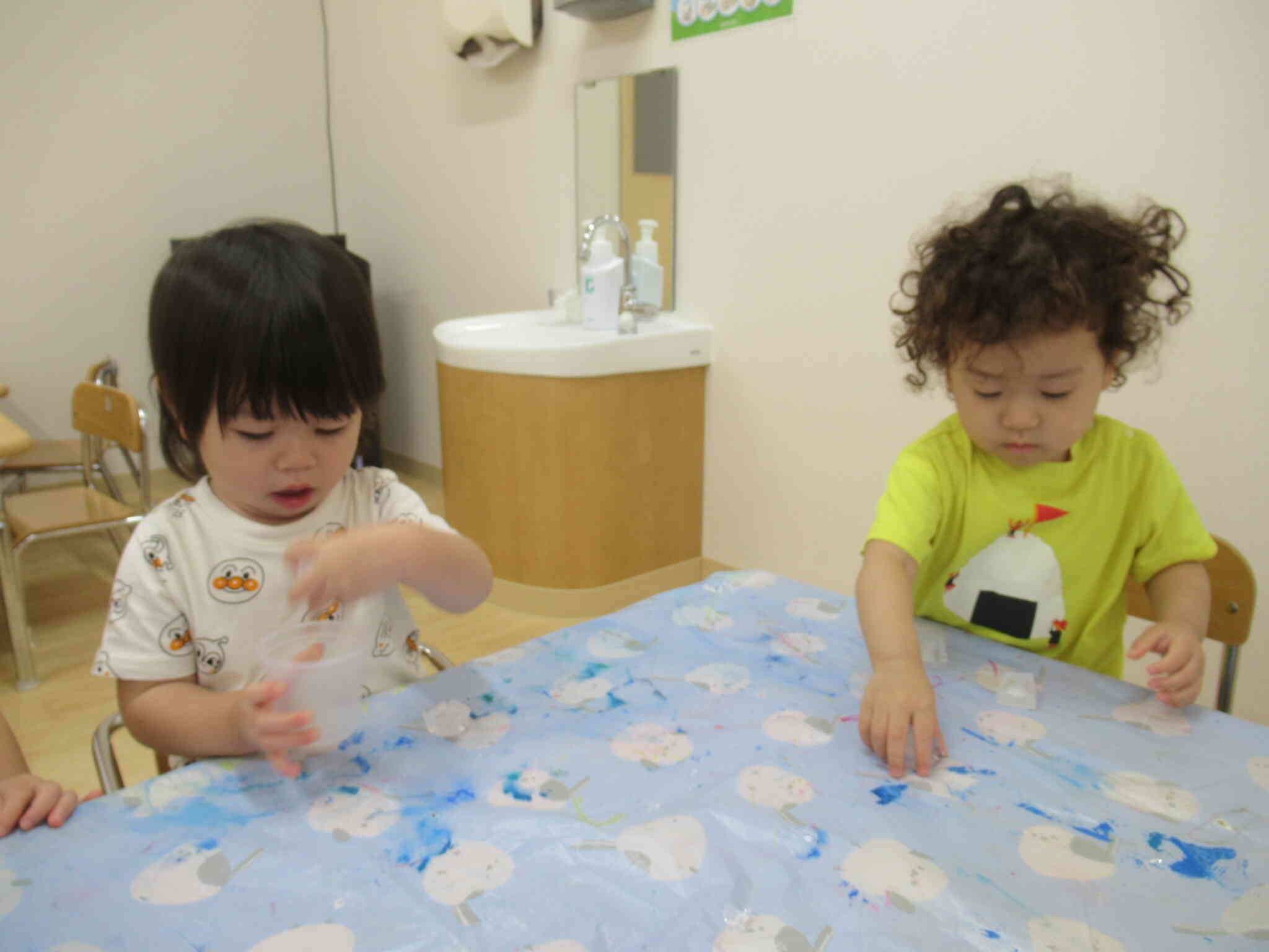 つめた～い！そっと握って…