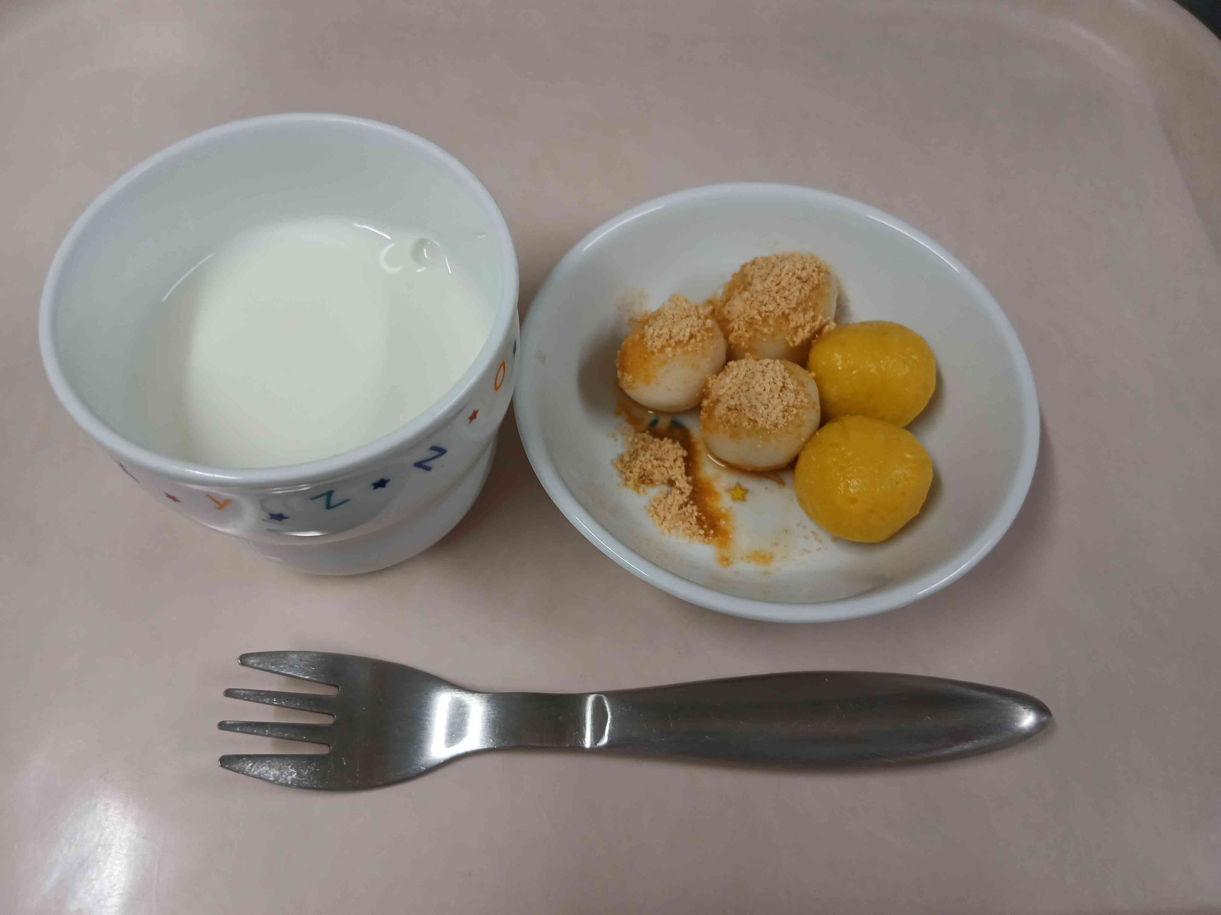 おやつは二色のお月見団子♪