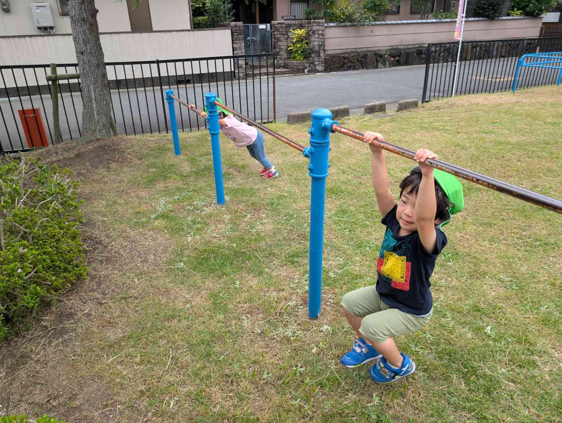 鉄棒に挑戦！