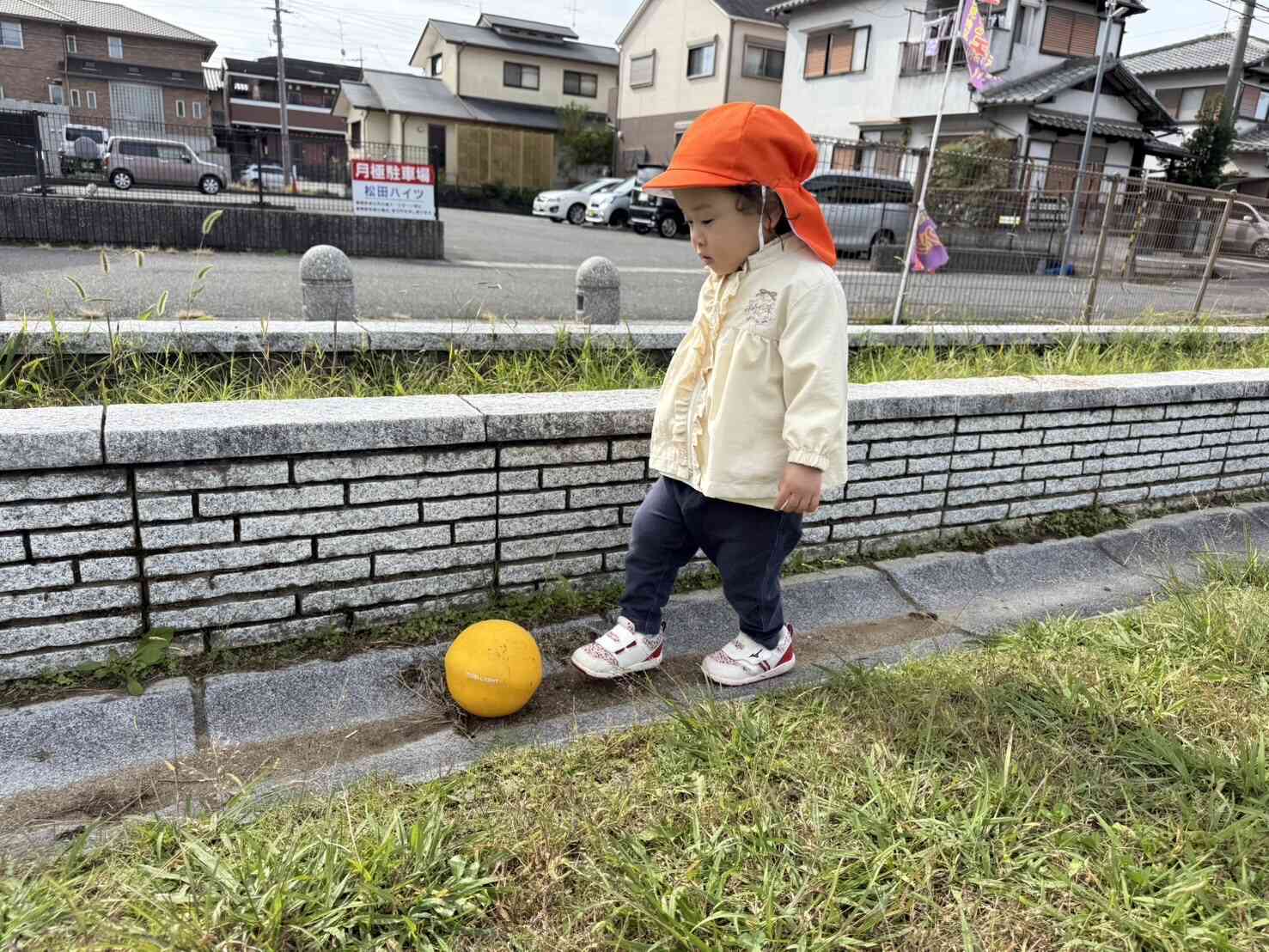 溝にボールを置いて、、キック！