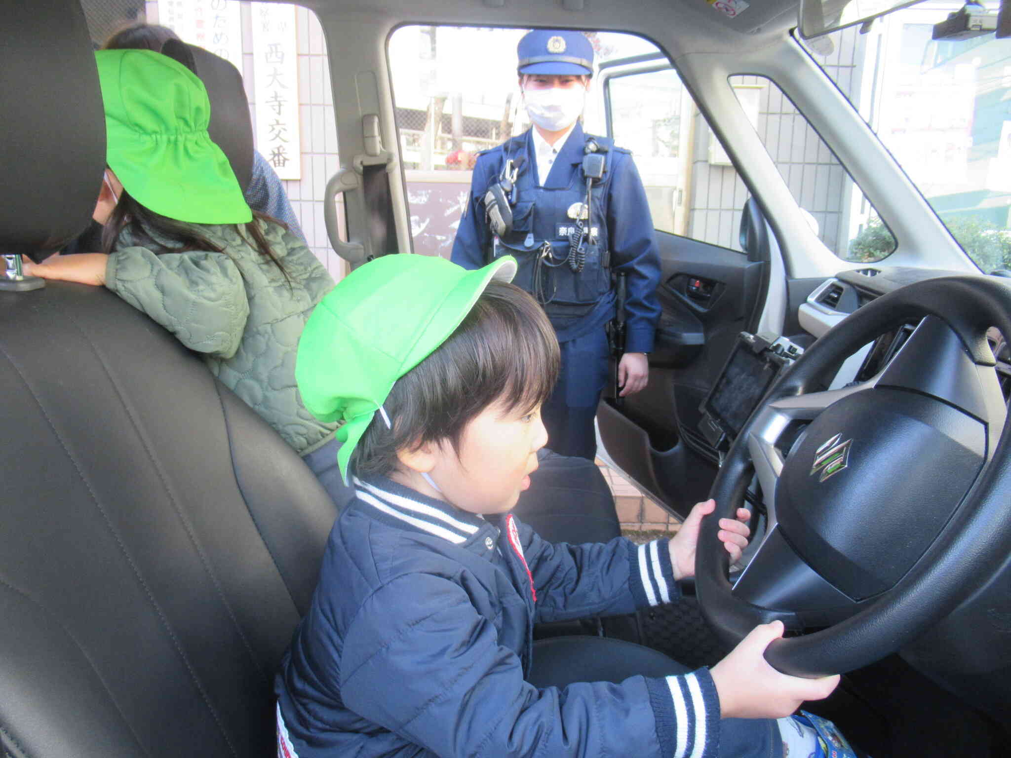 うさぎ組さんはパトカーにも乗りました。