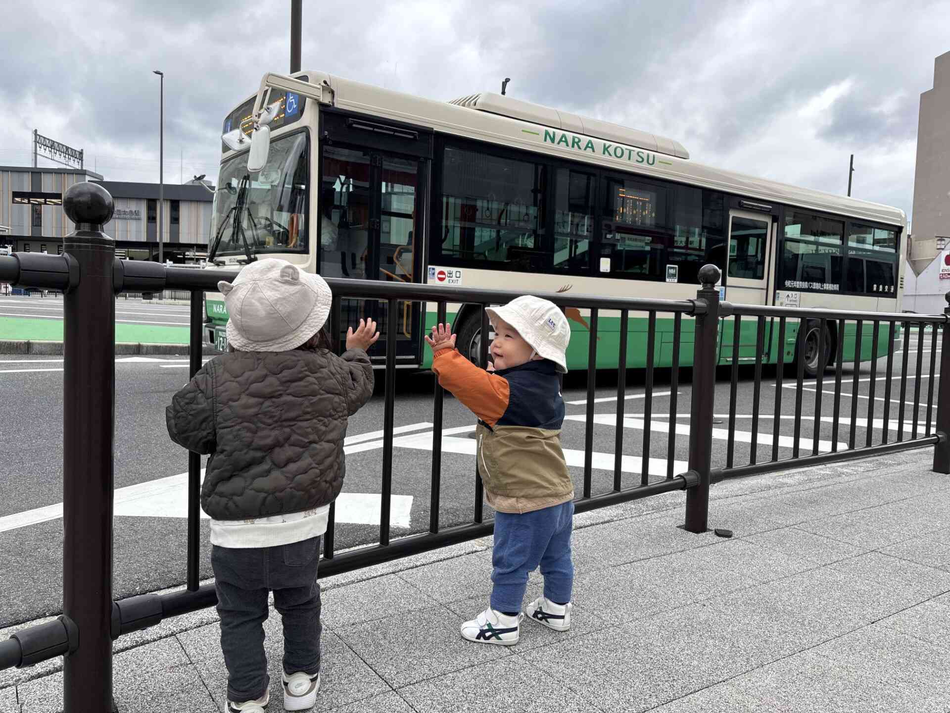 バスだよ！バイバーイ！