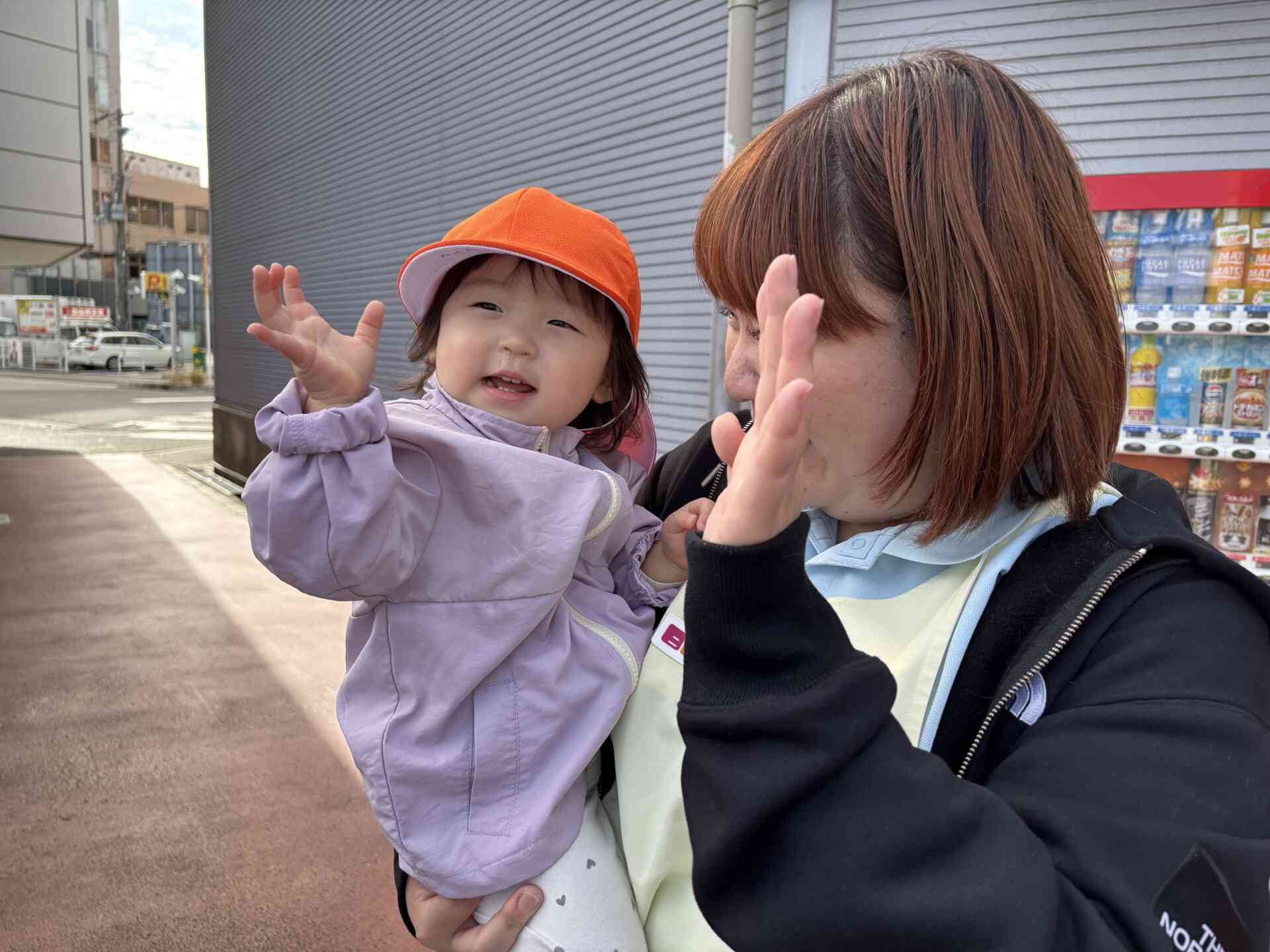 先生と一緒にばいばーい！