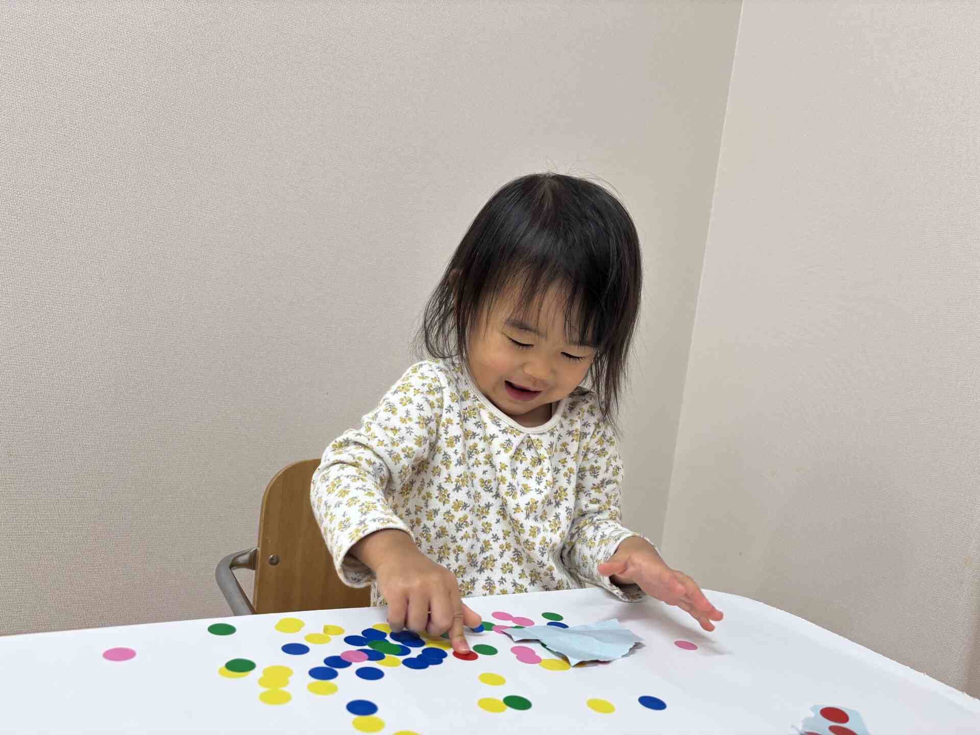 シール貼り～ひよこ組～