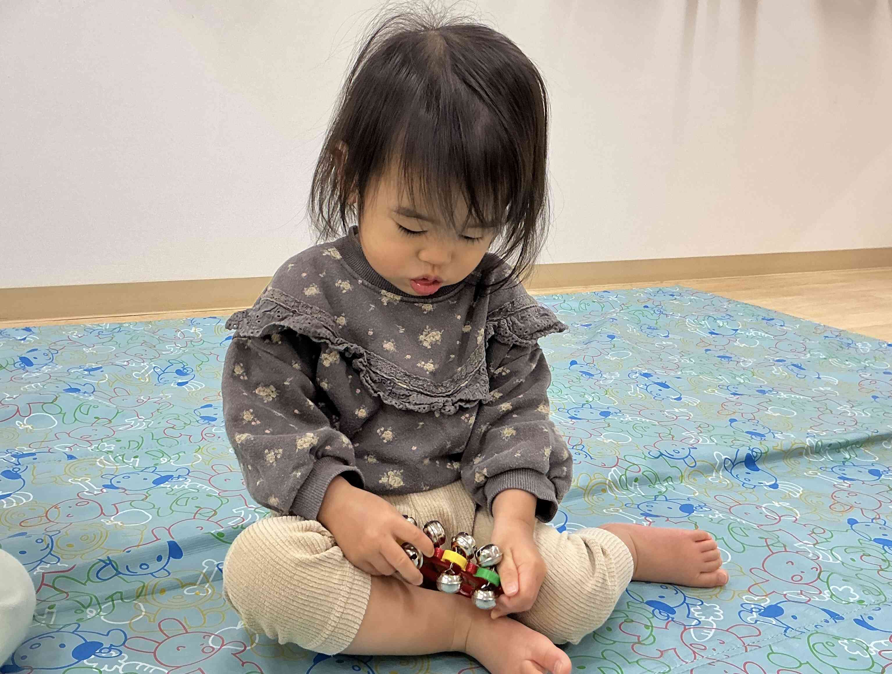 これが鈴か〜ここらから音が鳴るのかな？