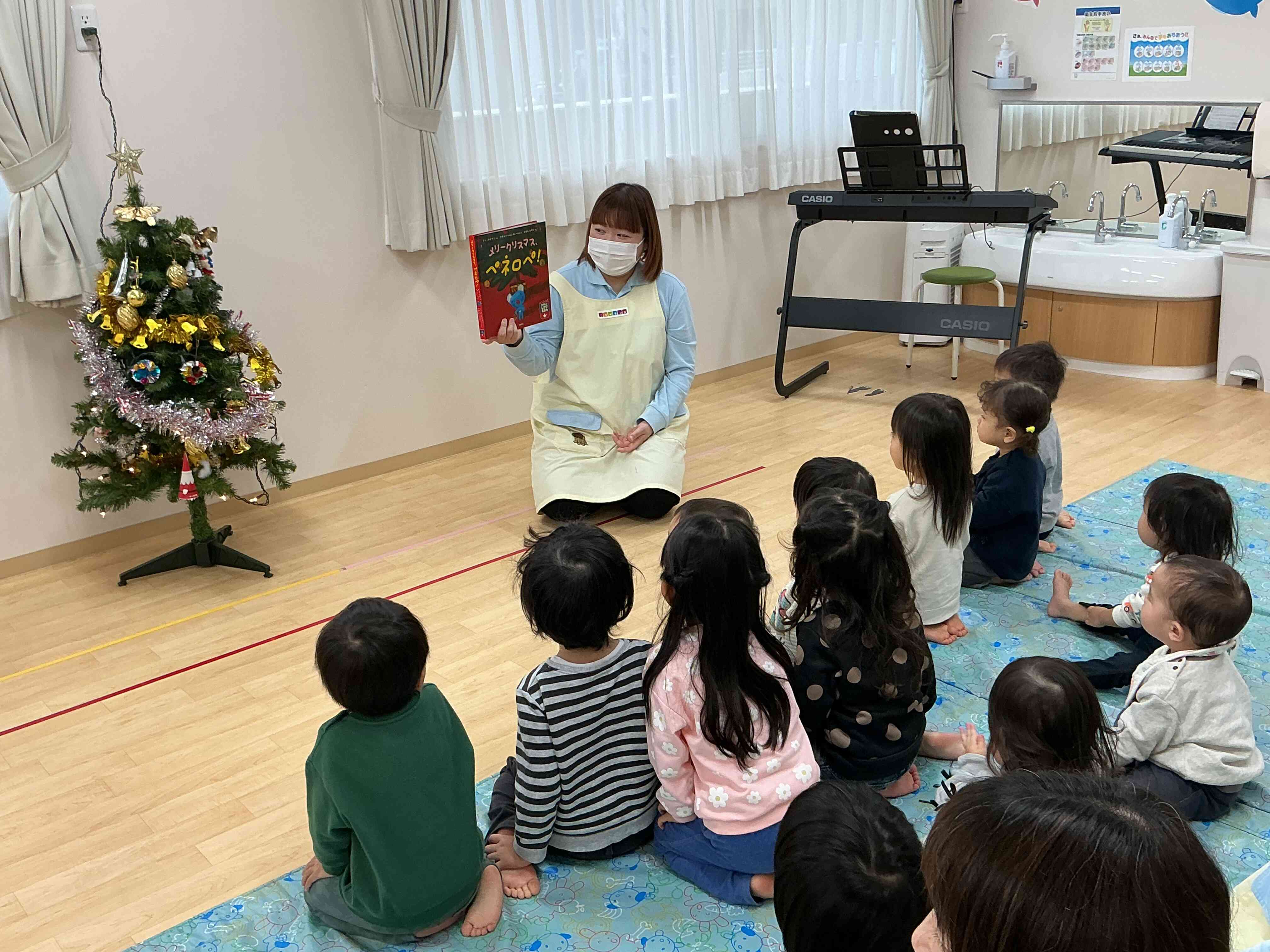 仕掛け絵本に興味津々！