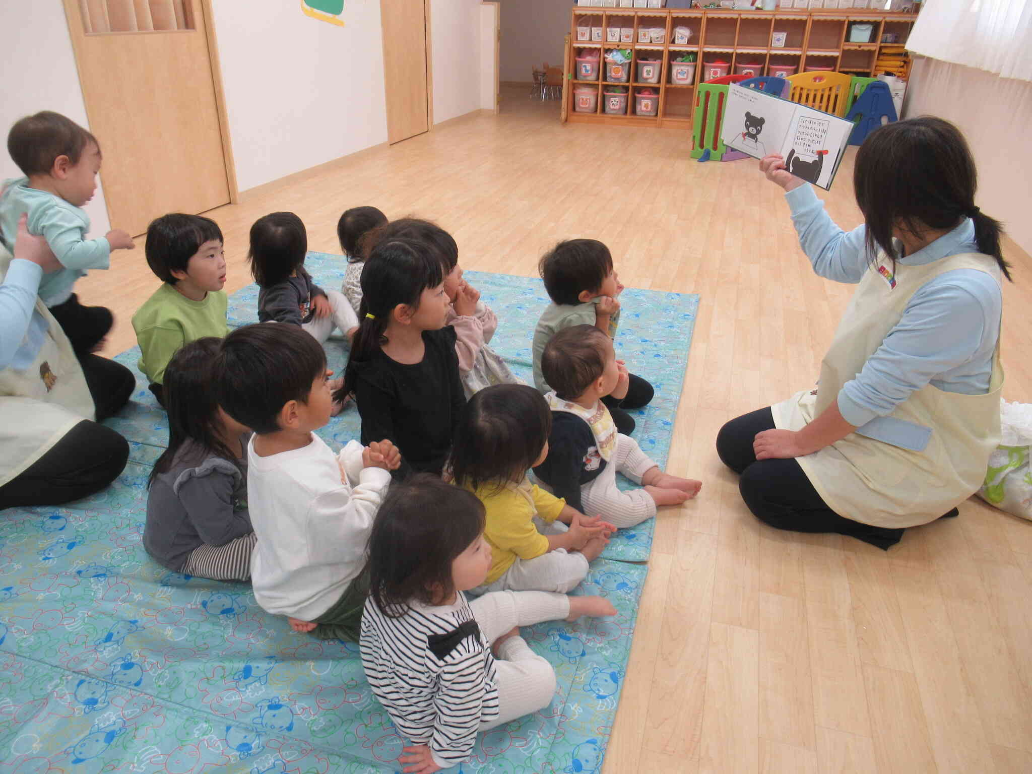 みんなでクリスマスの絵本を見ました。