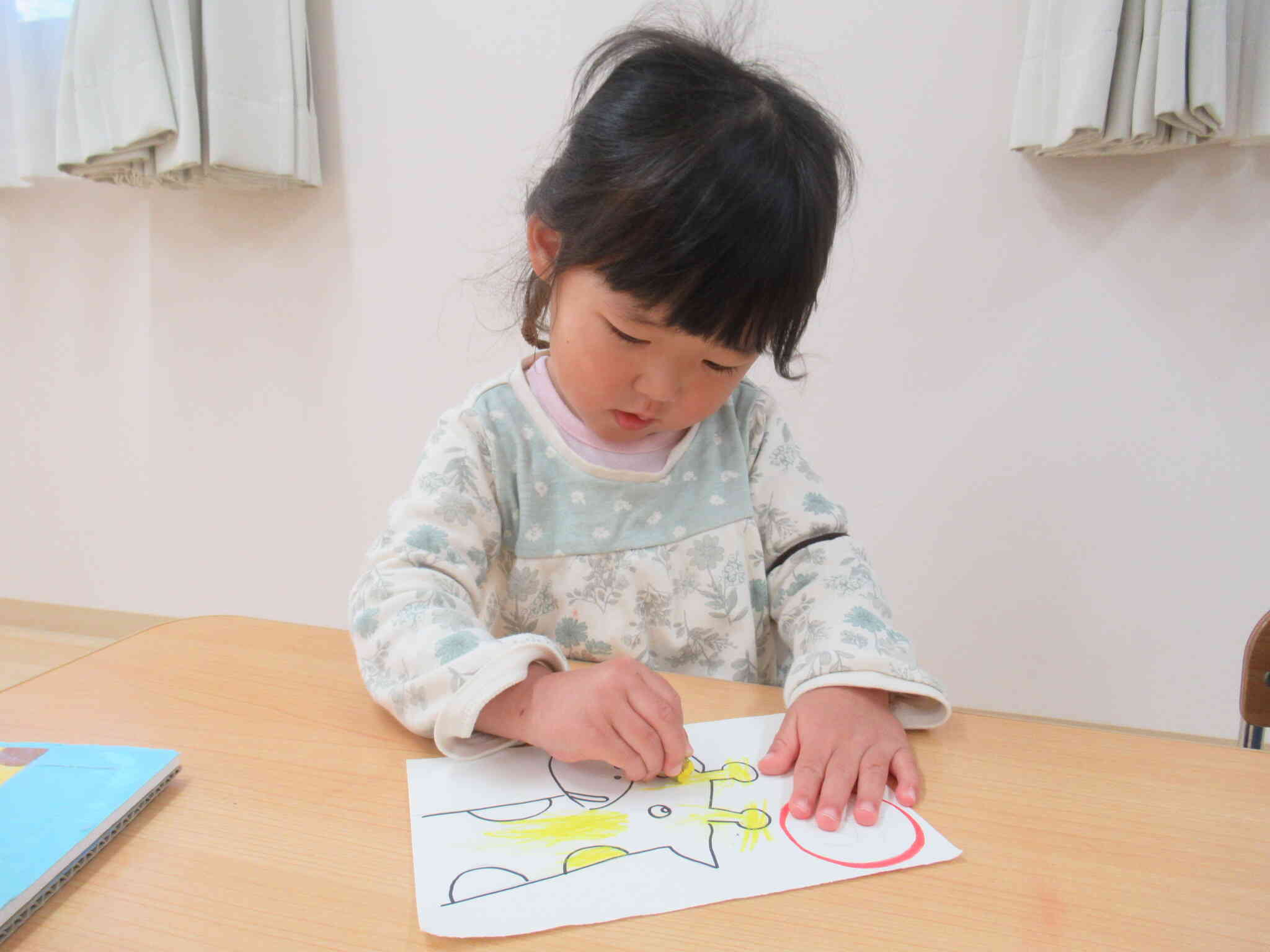 真剣な顔で塗っています！