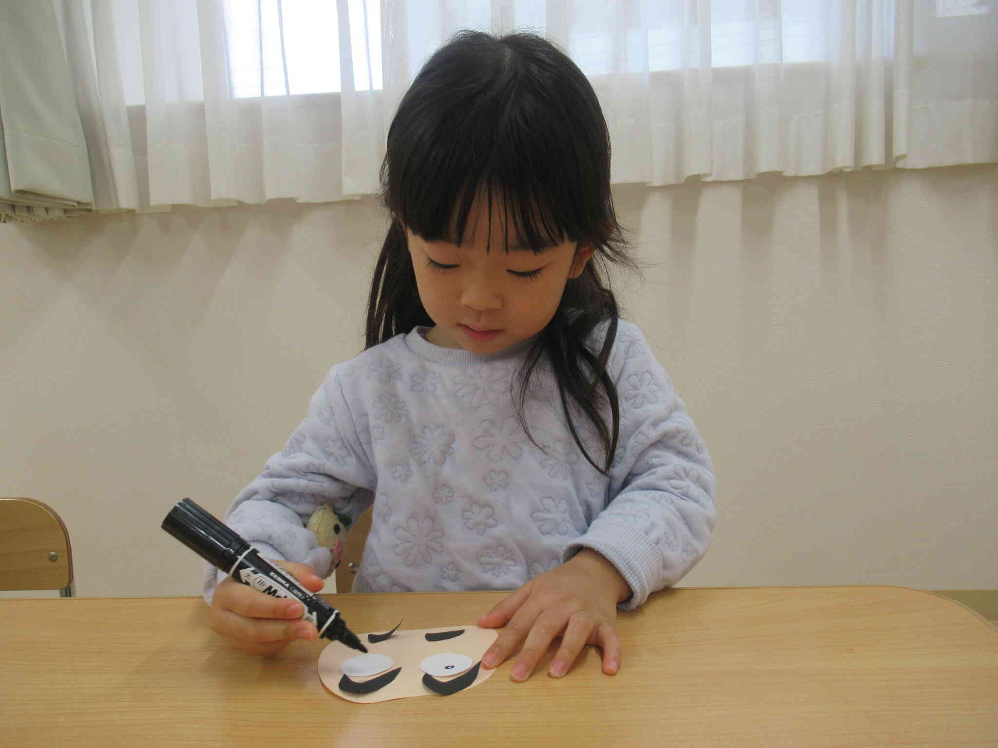 「顔はこうかな～？？」と言いながら描いていました。