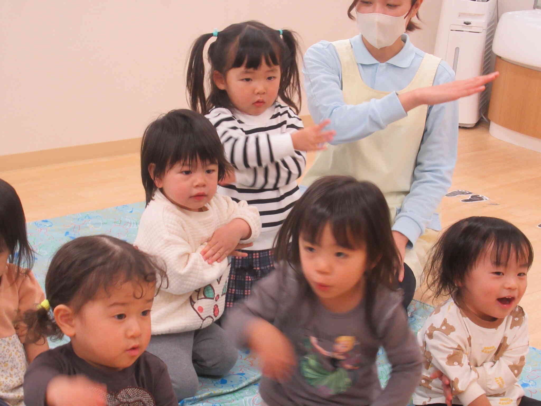 「no it's not～」と動作をつけて言っています。