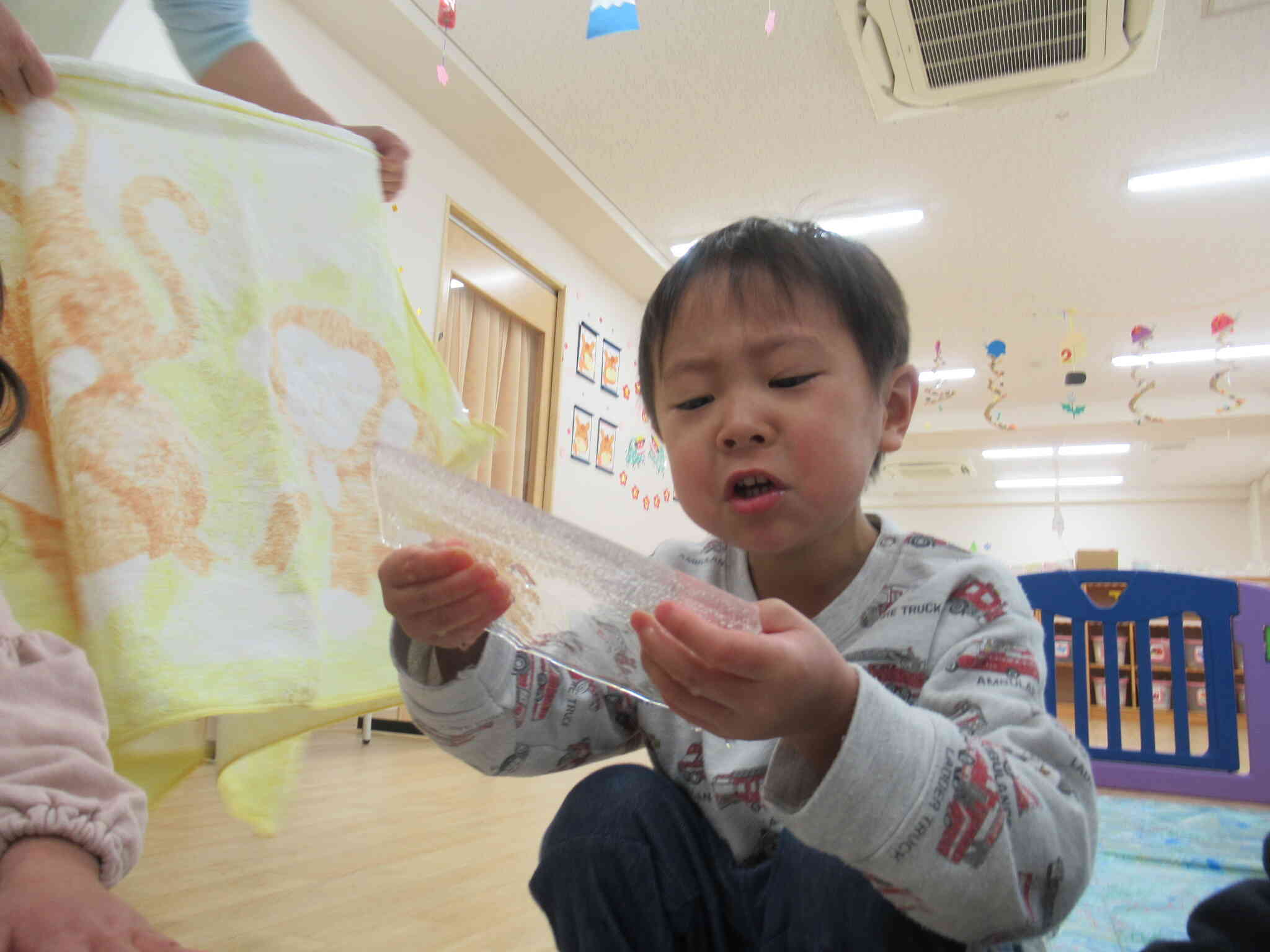 「うわ！！冷たすぎる！」と顔をしかめています。