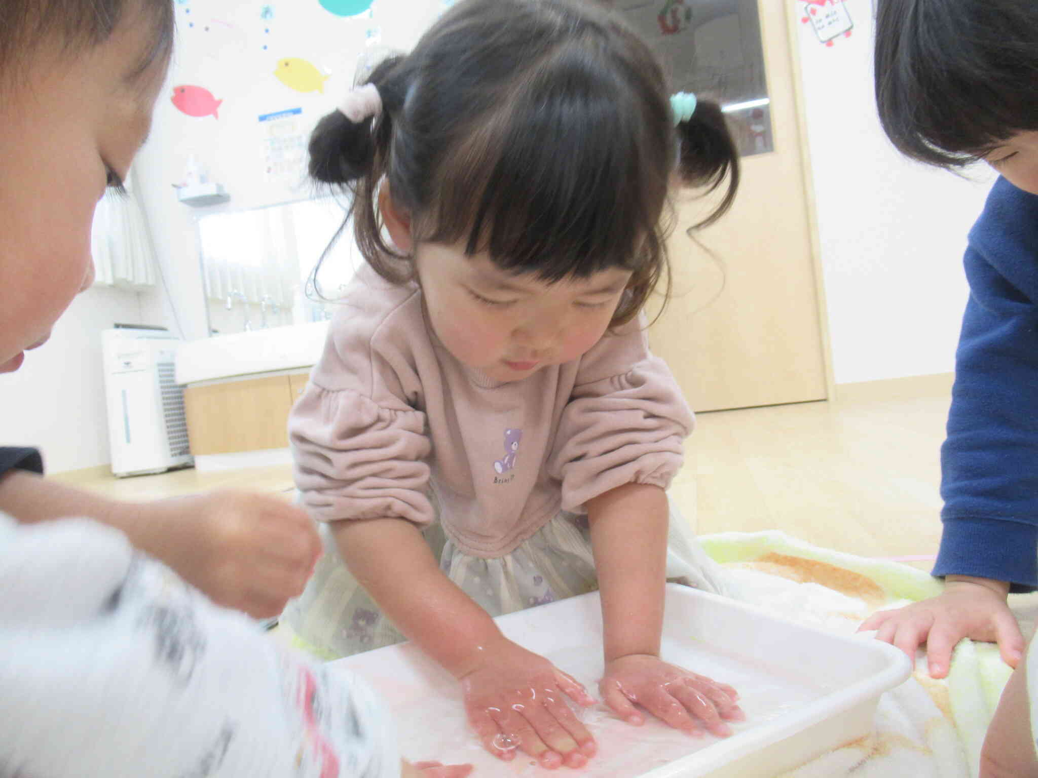 「おゆはあったか～い」とお湯と氷の温度差を肌で感じています