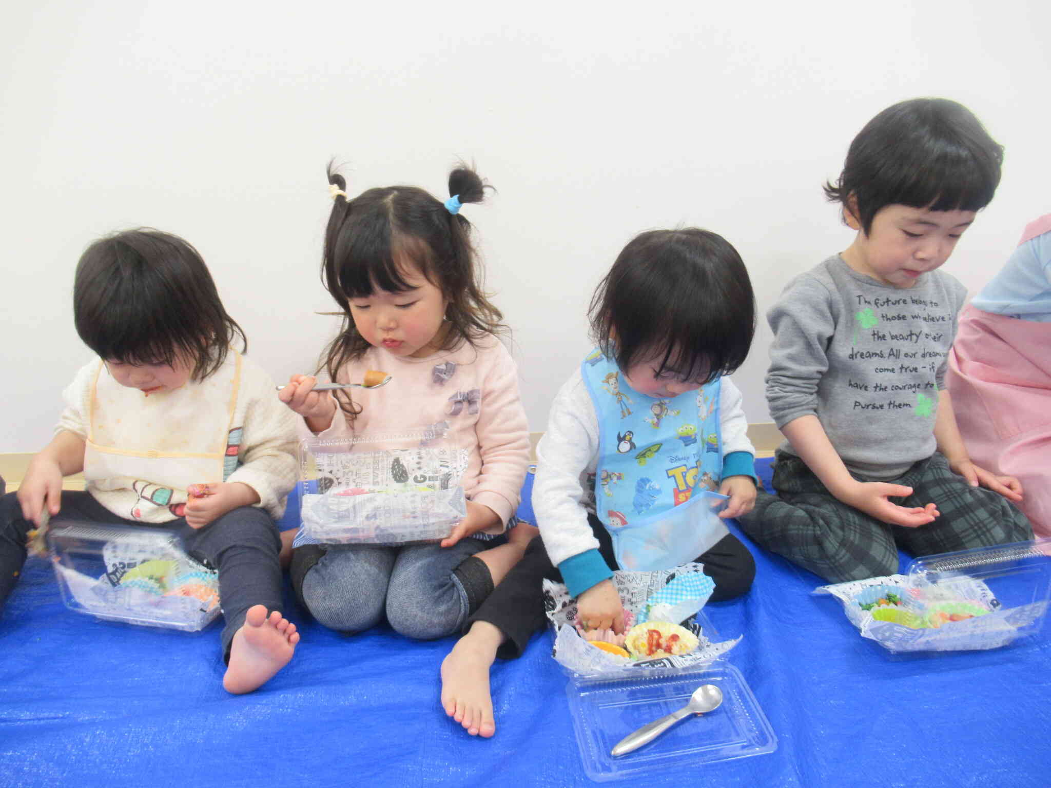 食べることに集中してます‼