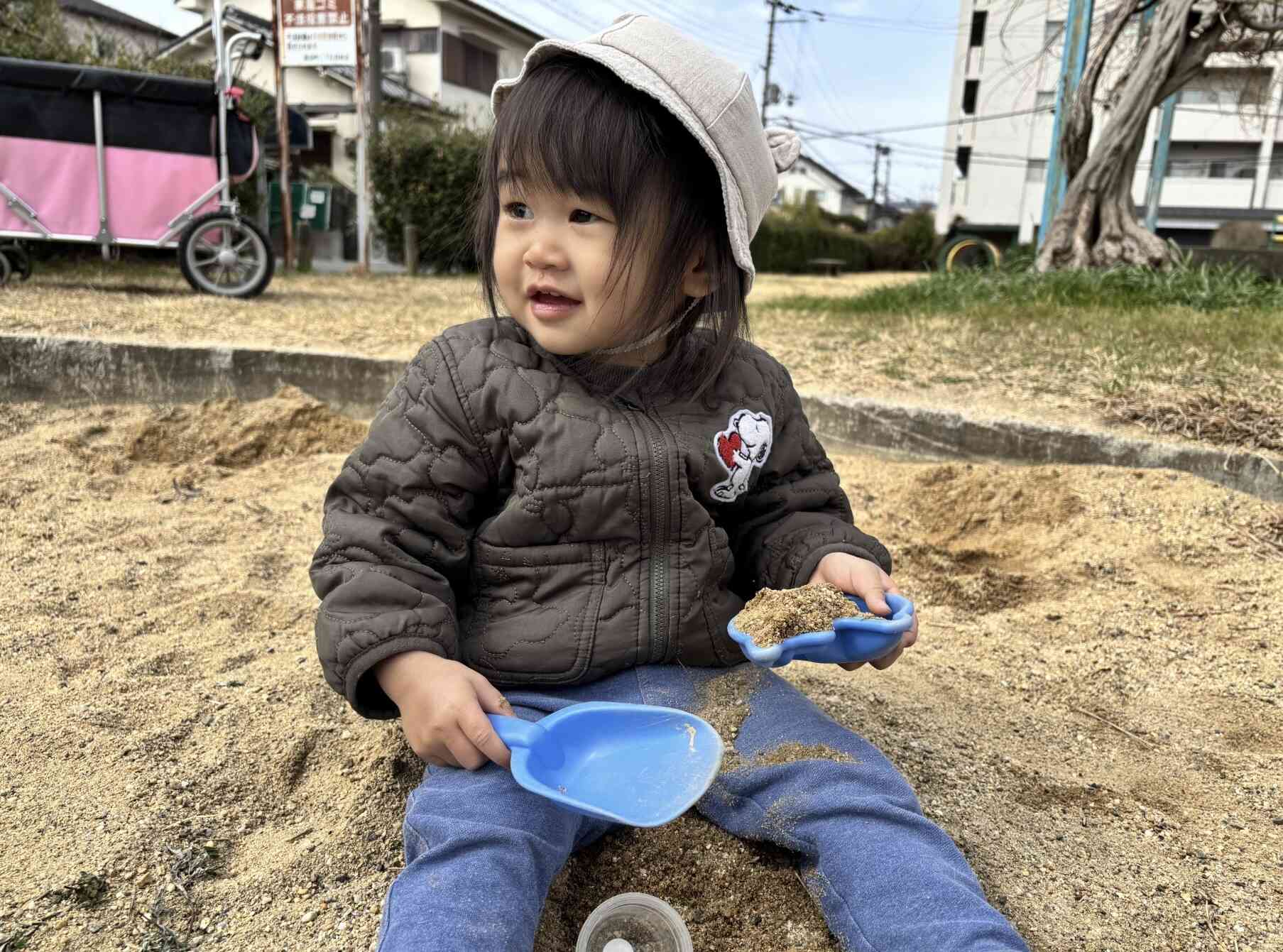 「ガタンゴトン〜」あ、電車がきたよ！