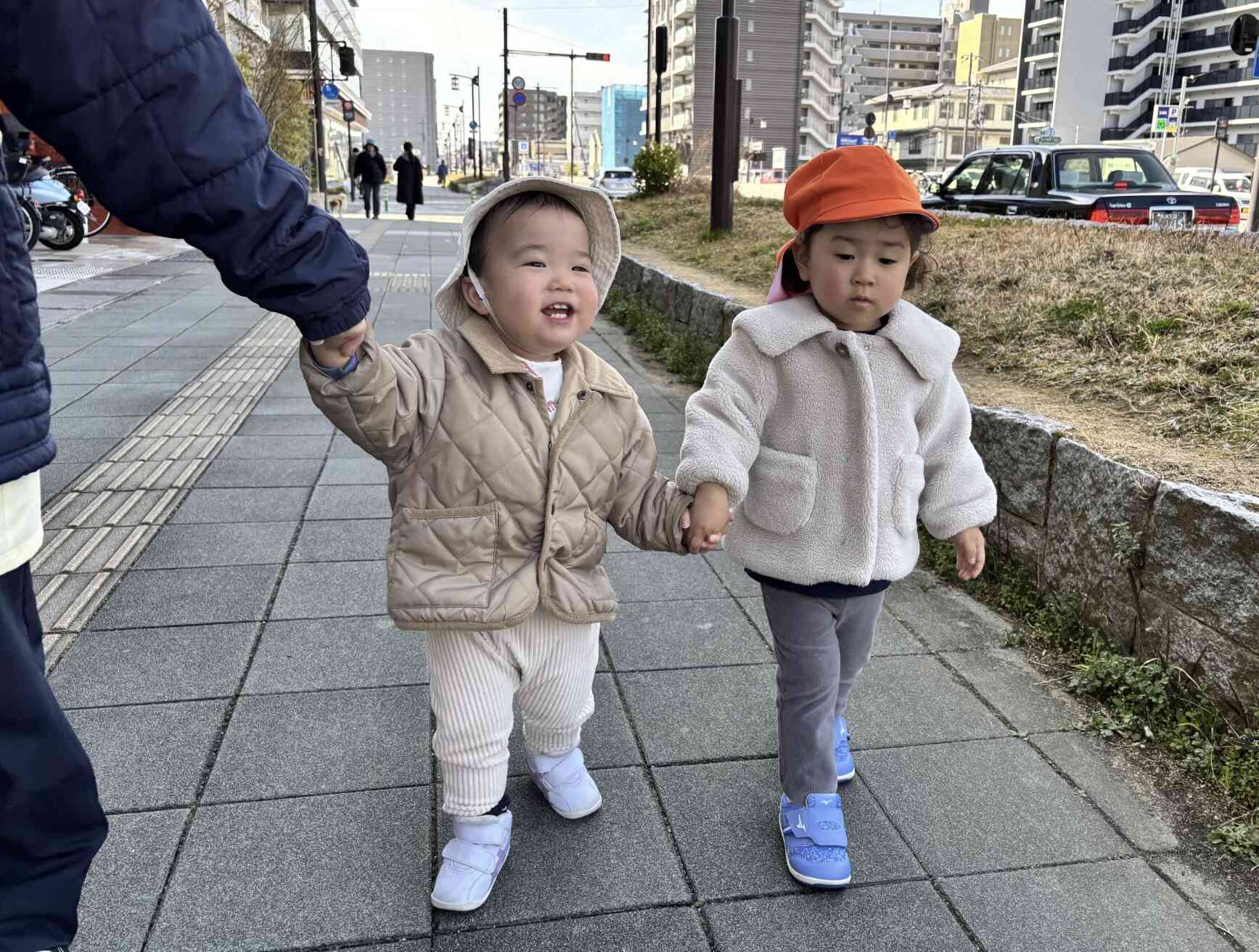 手を繋いで一緒に歩くのって楽しいね♪