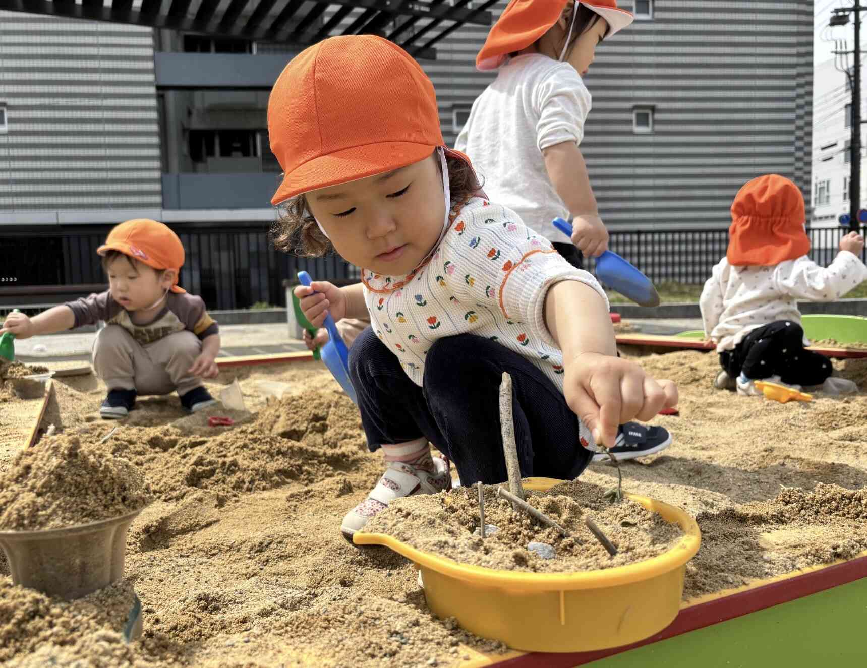誕生日ケーキにはローソクもいるよね！そーっと…