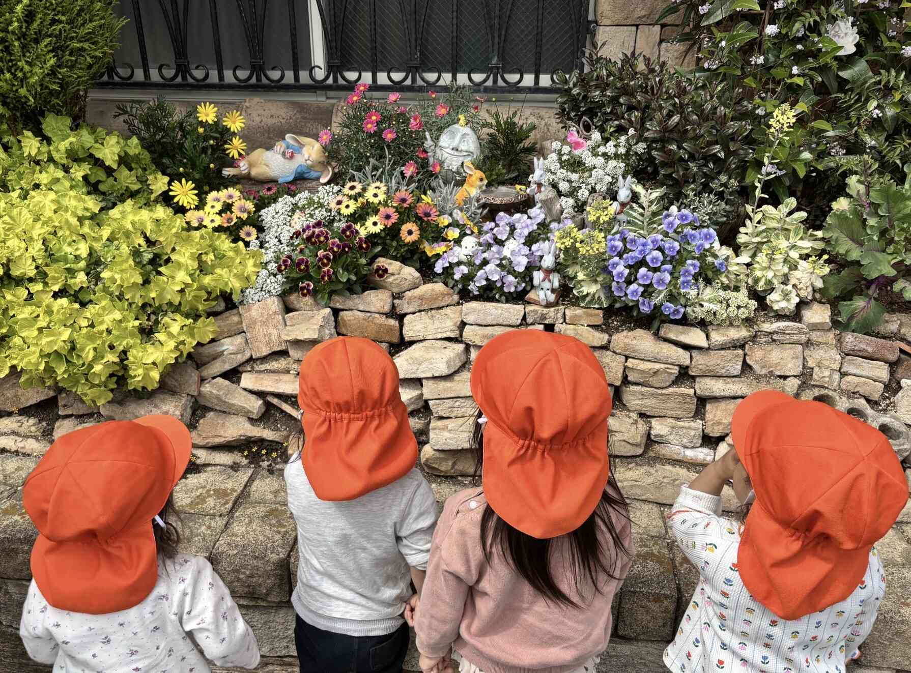 イースターのうさぎがいる！わたしたちと一緒のうさぎさんだね♪