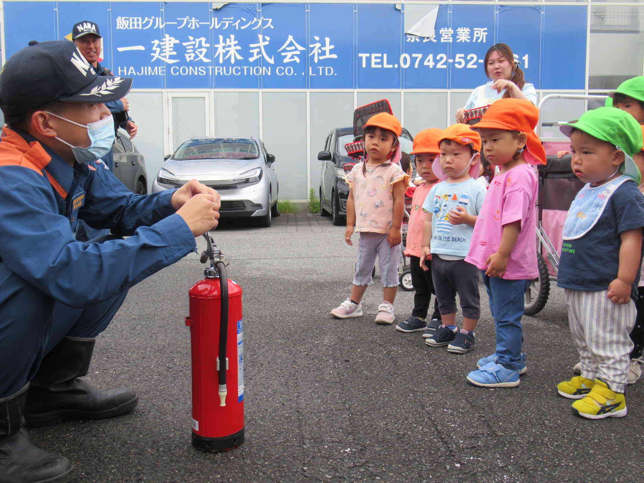 消火器だよ！保育園にもあるかな？と真剣な顔で説明を聞いています。