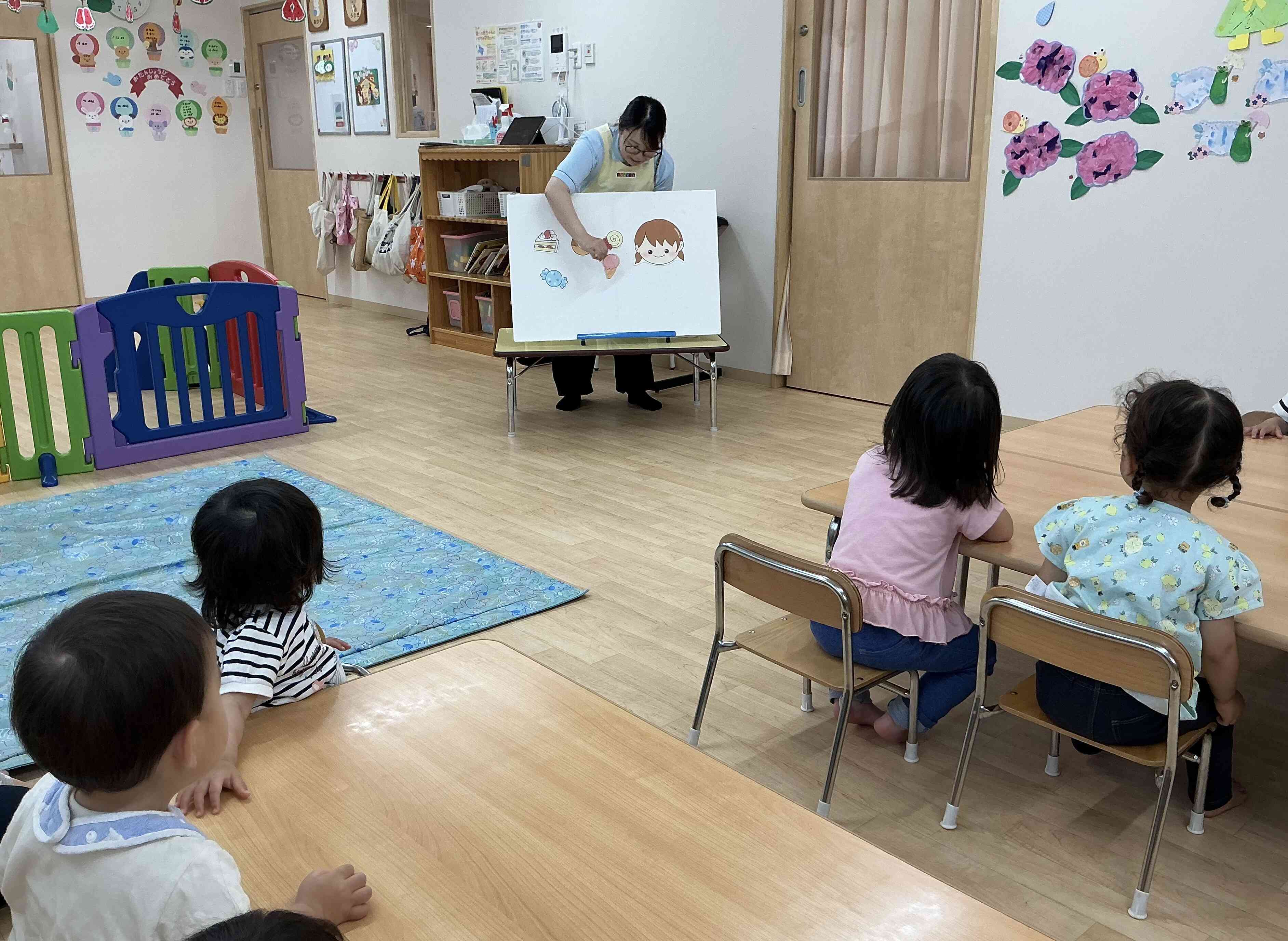 お話しを興味津々な様子で聞いています。