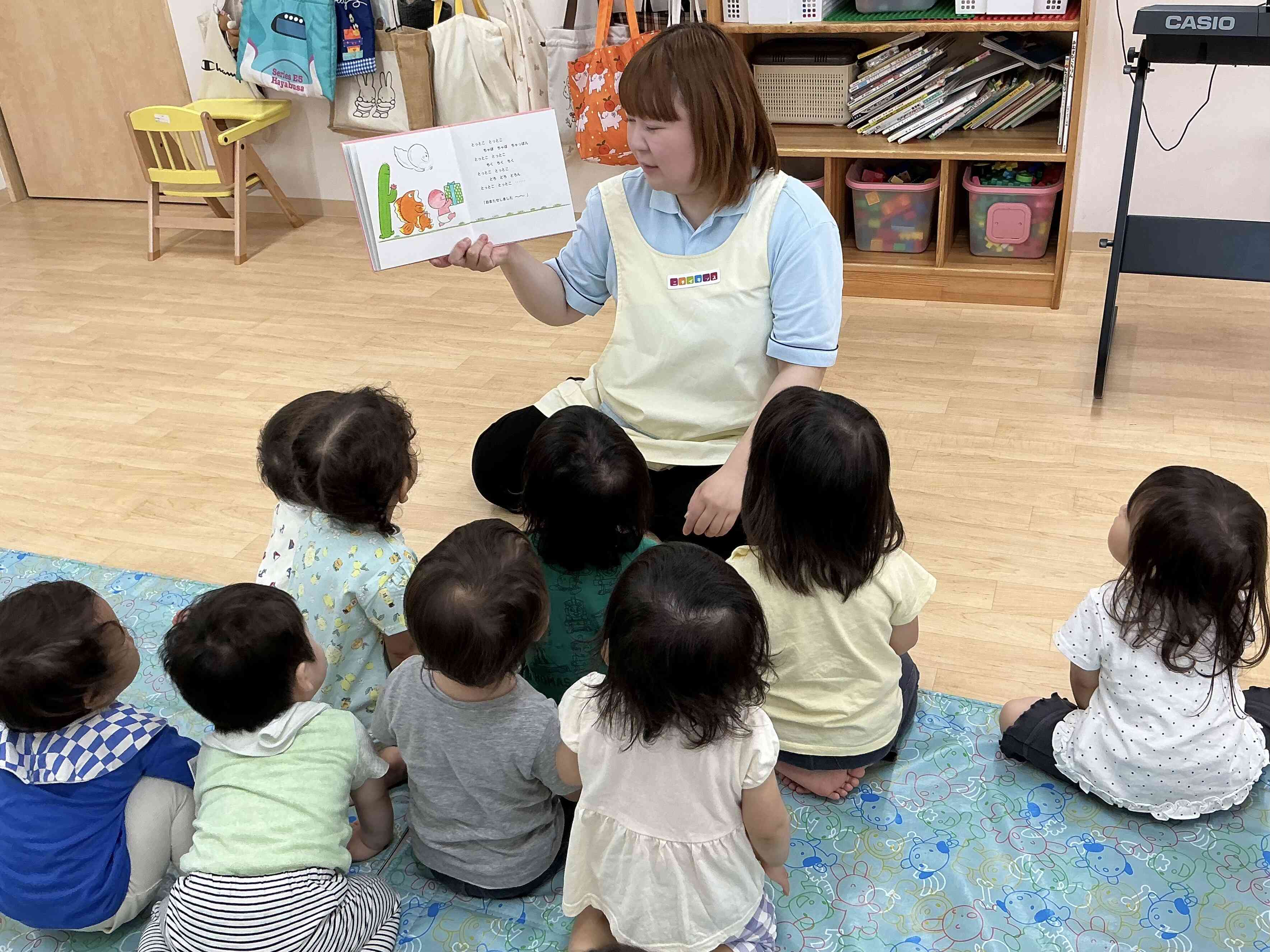 絵本に集中…!