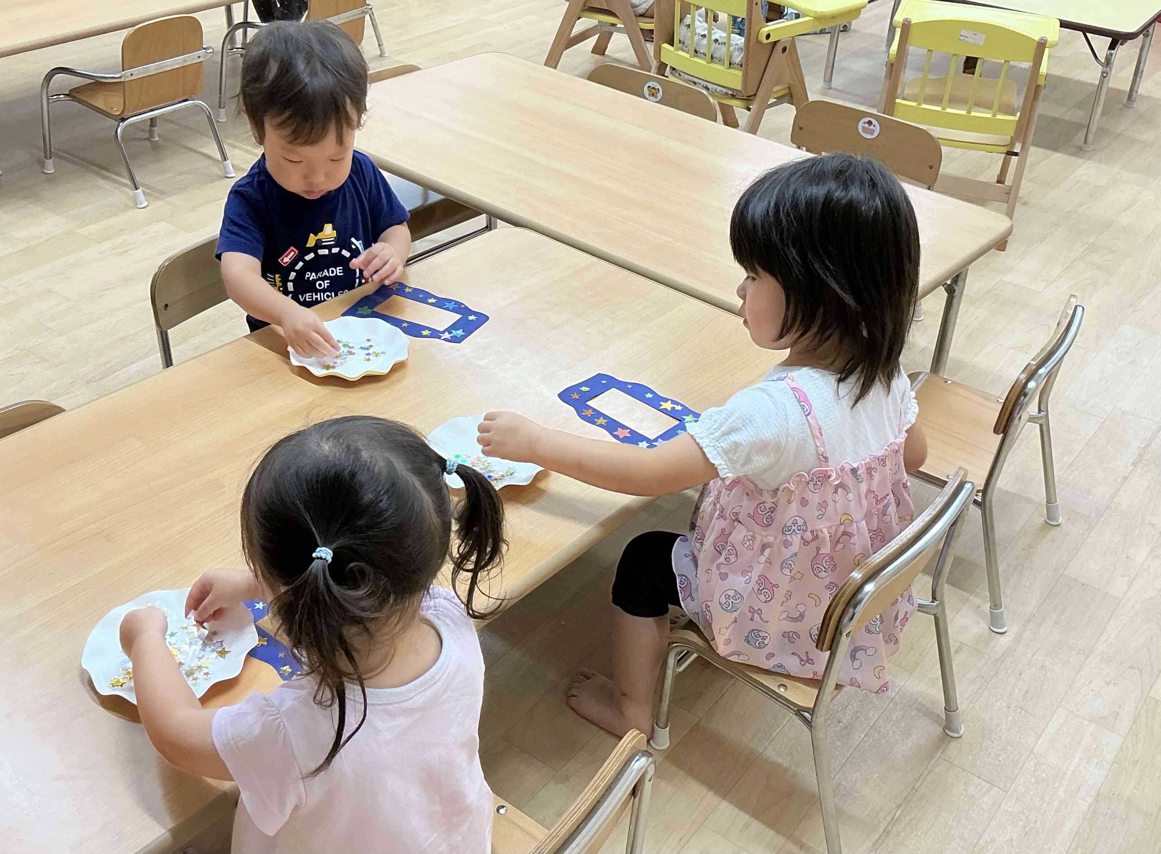 みんなで一緒にシールをペタペタ…